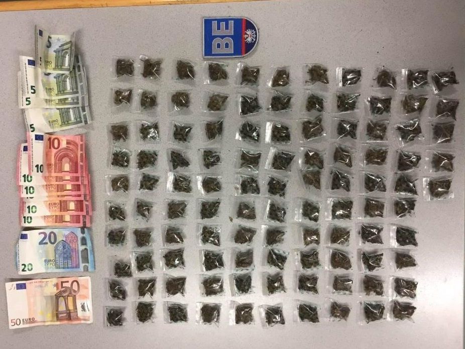 Drogen und Bargeld wurden in dem Rucksack gefunden. Drogen und Bargeld wurden in dem Rucksack gefunden.