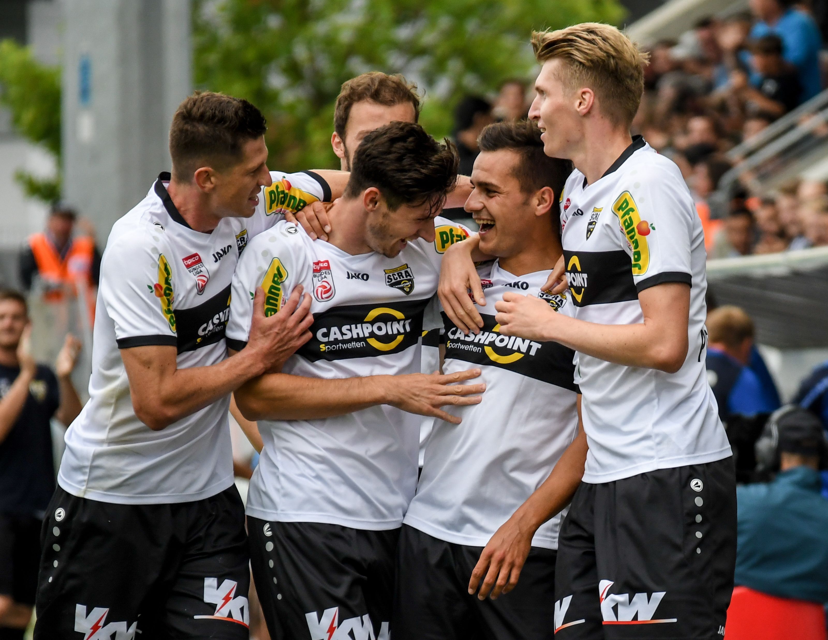 Schmidt von der Leistung seines Teams gegen den Vizemeister angetan. Schmidt von der Leistung seines Teams gegen den Vizemeister angetan.