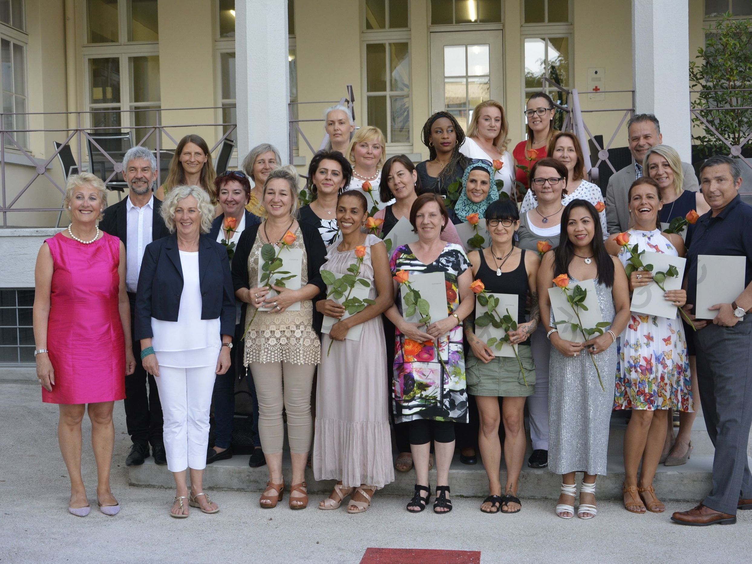 Mit Zertifikat und Blumen zeigen sich die erfolgreichen Absolventen der 23. Heimhilfe-Ausbildung.