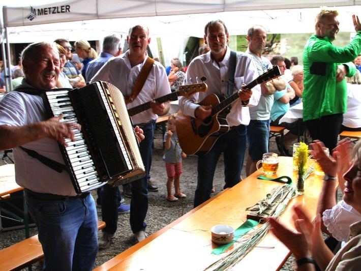 Gemütlich und informativ war das Fest beim Kornfeld der Familie Maissen, welches von zahlreichen Familien besucht wurde. Gemütlich und informativ war das Fest beim Kornfeld der Familie Maissen, welches von zahlreichen Familien besucht wurde.