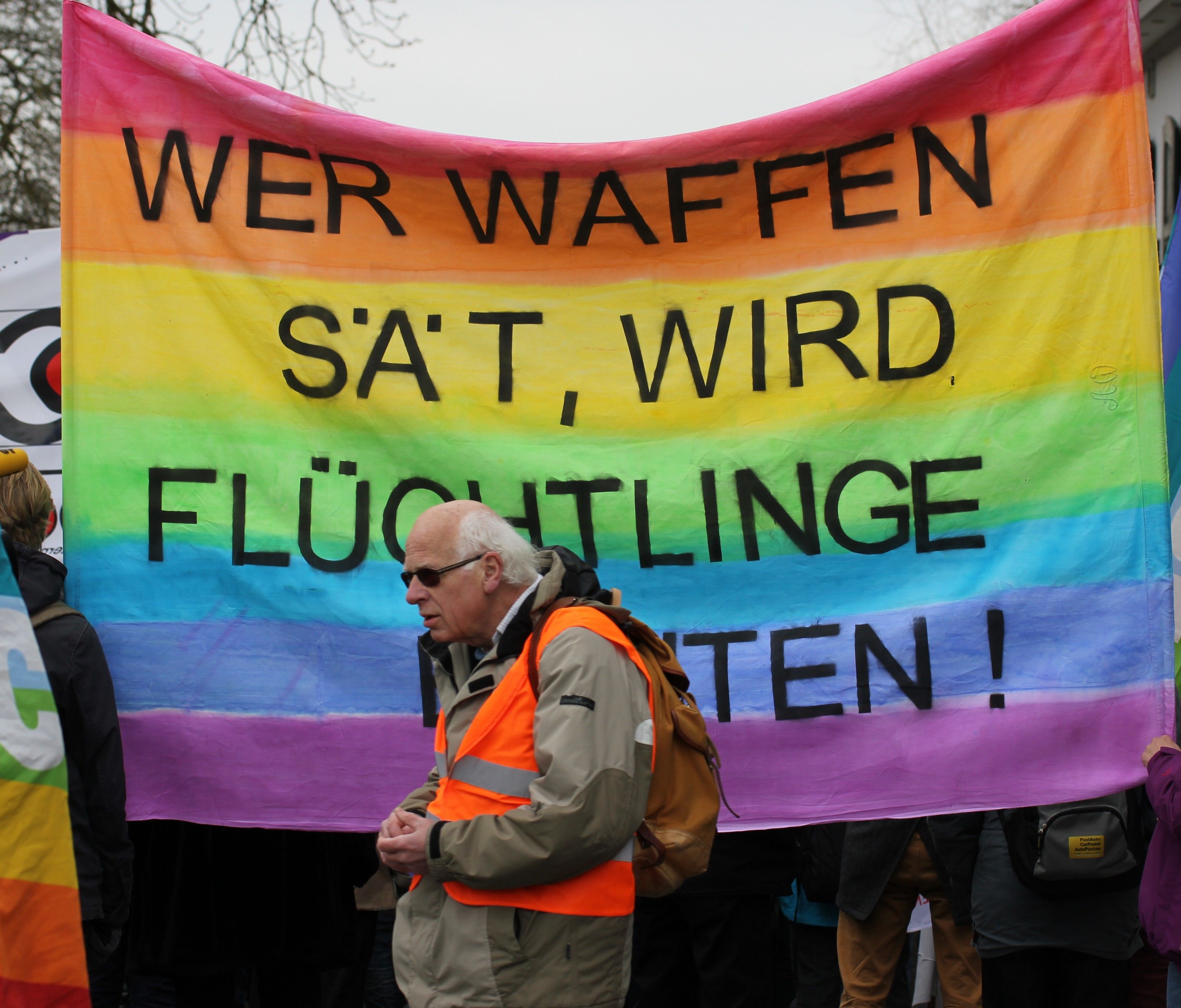 Offene Grenzen für Menschen ist ein Gebot der Humanität. Waffenhandel und -produktion abzuschaffen ist ein Gebot der Vernunft. Darum geht es in der Mahnwache am 12. Juli, 16 Uhr an der Grenze Lindau/Unerhochsteg. Offene Grenzen für Menschen ist ein Gebot der Humanität. Waffenhandel und -produktion abzuschaffen ist ein Gebot der Vernunft. Darum geht es in der Mahnwache am 12. Juli, 16 Uhr an der Grenze Lindau/Unerhochsteg.