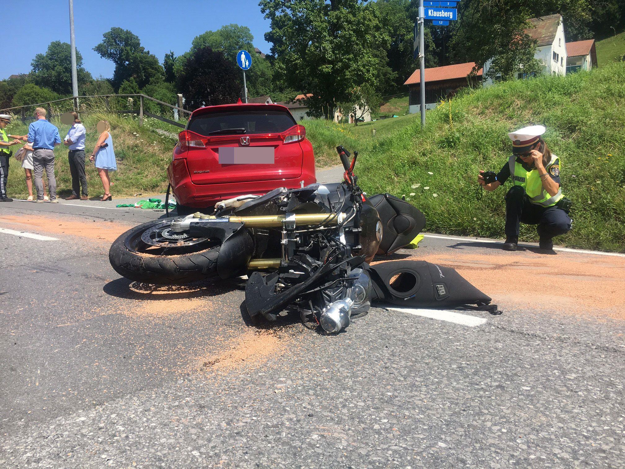 Motorradfahrer nach Unfall schwer verletzt.