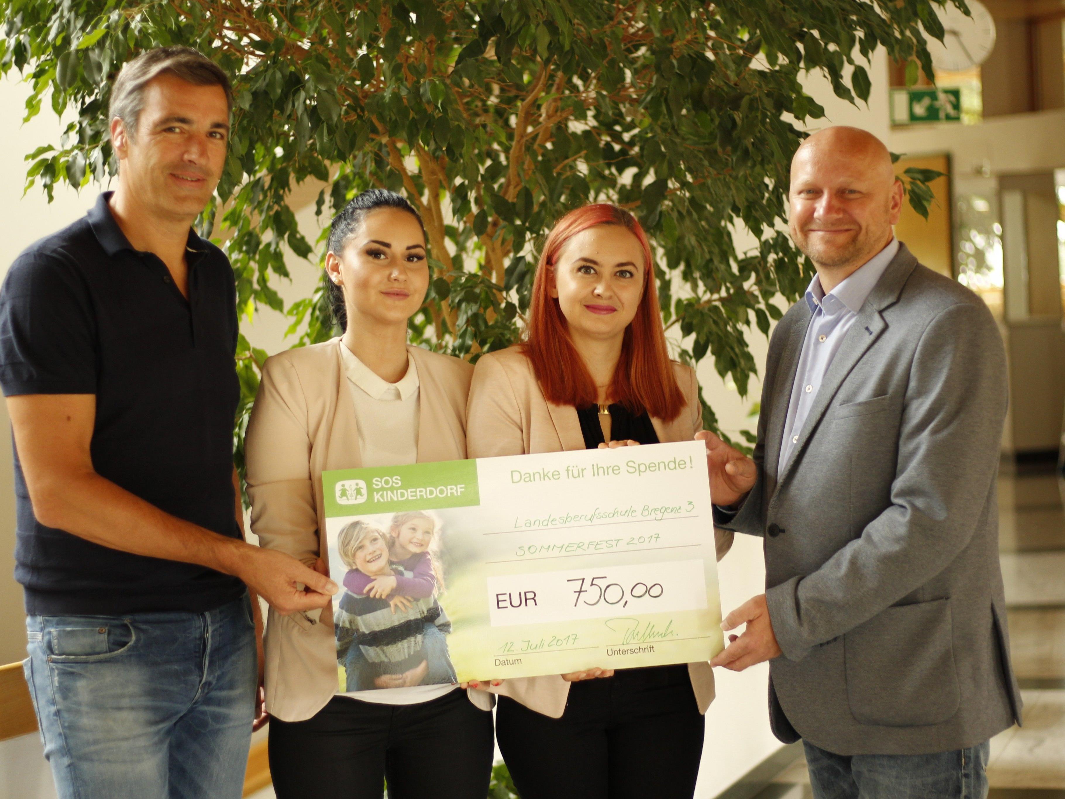 Schülerinnen überreichten eine stolze Spende von 750 Euro an das SOS-Kinderdorf.