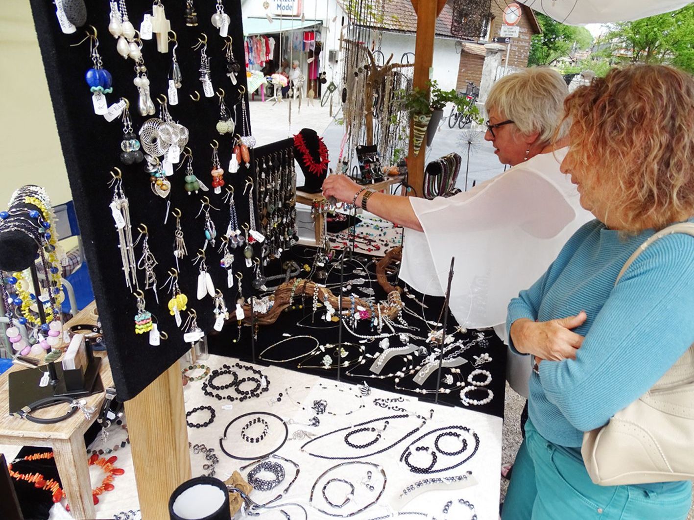 Auf dem Kunsthandwerksmarkt konnte man allerlei Hübsches oder Nützliches erstehen. Auf dem Kunsthandwerksmarkt konnte man allerlei Hübsches oder Nützliches erstehen.