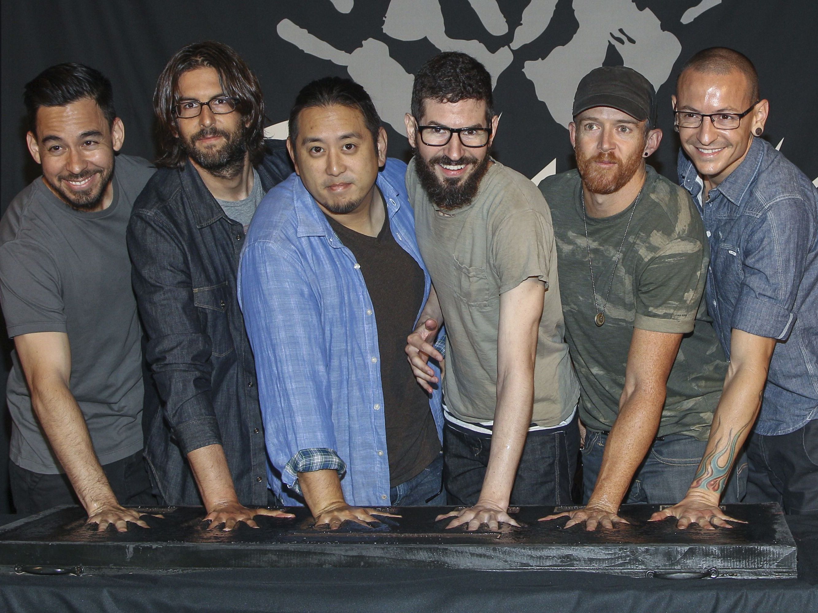 Im Juni präsentierte sich Linkin Park noch für einen gemeinsamen Händeabdruck. Im Juni präsentierte sich Linkin Park noch für einen gemeinsamen Händeabdruck.