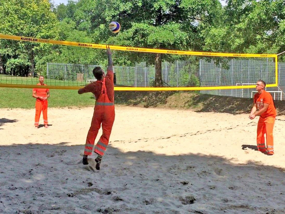 Team in Orange sorgt für eine saubere Beach-Volleyball WM 2017
