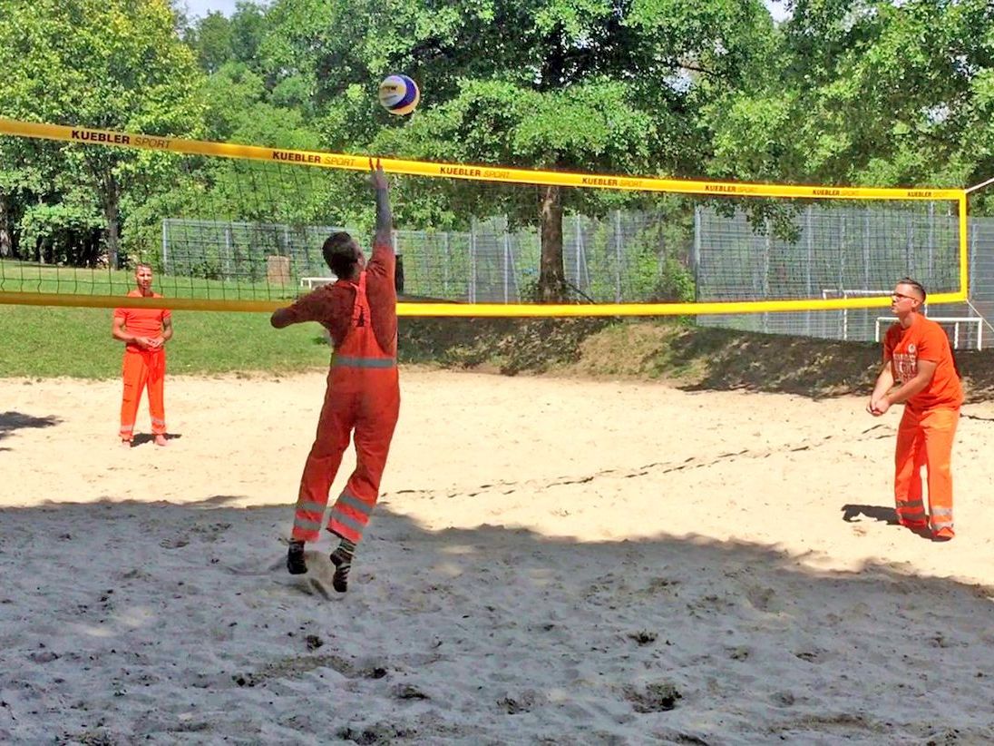 Team in Orange sorgt für eine saubere Beach-Volleyball WM 2017 Team in Orange sorgt für eine saubere Beach-Volleyball WM 2017