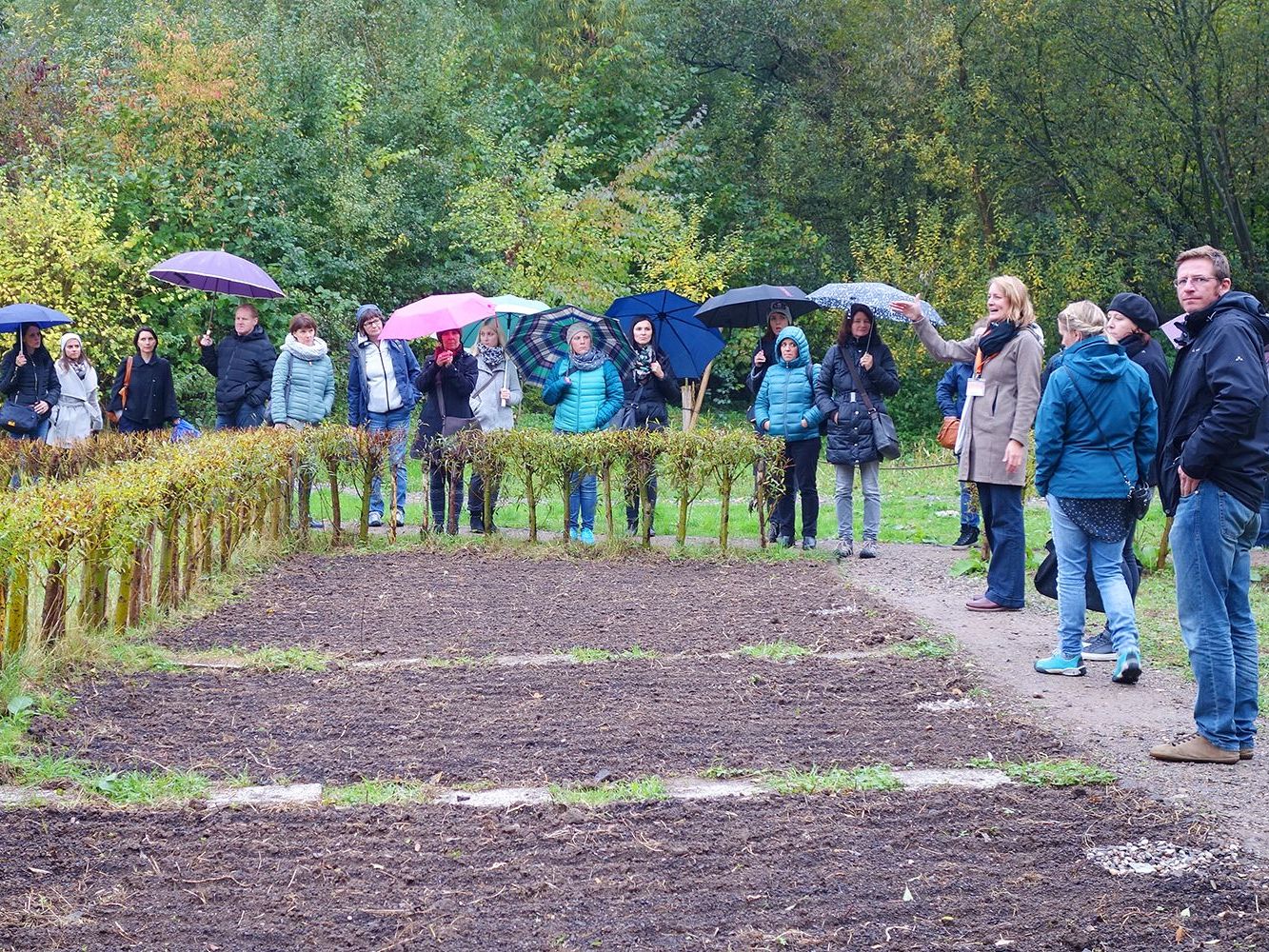 Bei einer gemeinsamen Exkursion in das NaturGut Ophoven und die „essbare Stadt“ Andernach mit Mitarbeitern des Bauhofs holten sich die Kindergartenpädagoginnen Ideen.