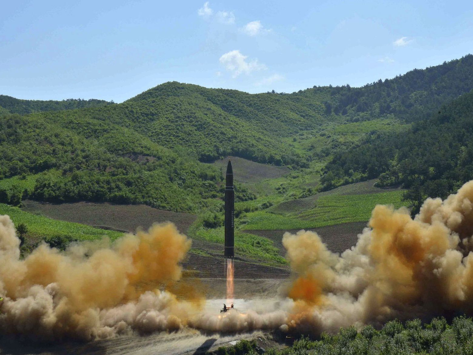 Mit dem Test einer Rakete mit einer annähernden Reichweite einer ICBM öffnet Nordkorea eine neue gefährliche Dimension im Konflikt um sein Atomprogramm. Mit dem Test einer Rakete mit einer annähernden Reichweite einer ICBM öffnet Nordkorea eine neue gefährliche Dimension im Konflikt um sein Atomprogramm.
