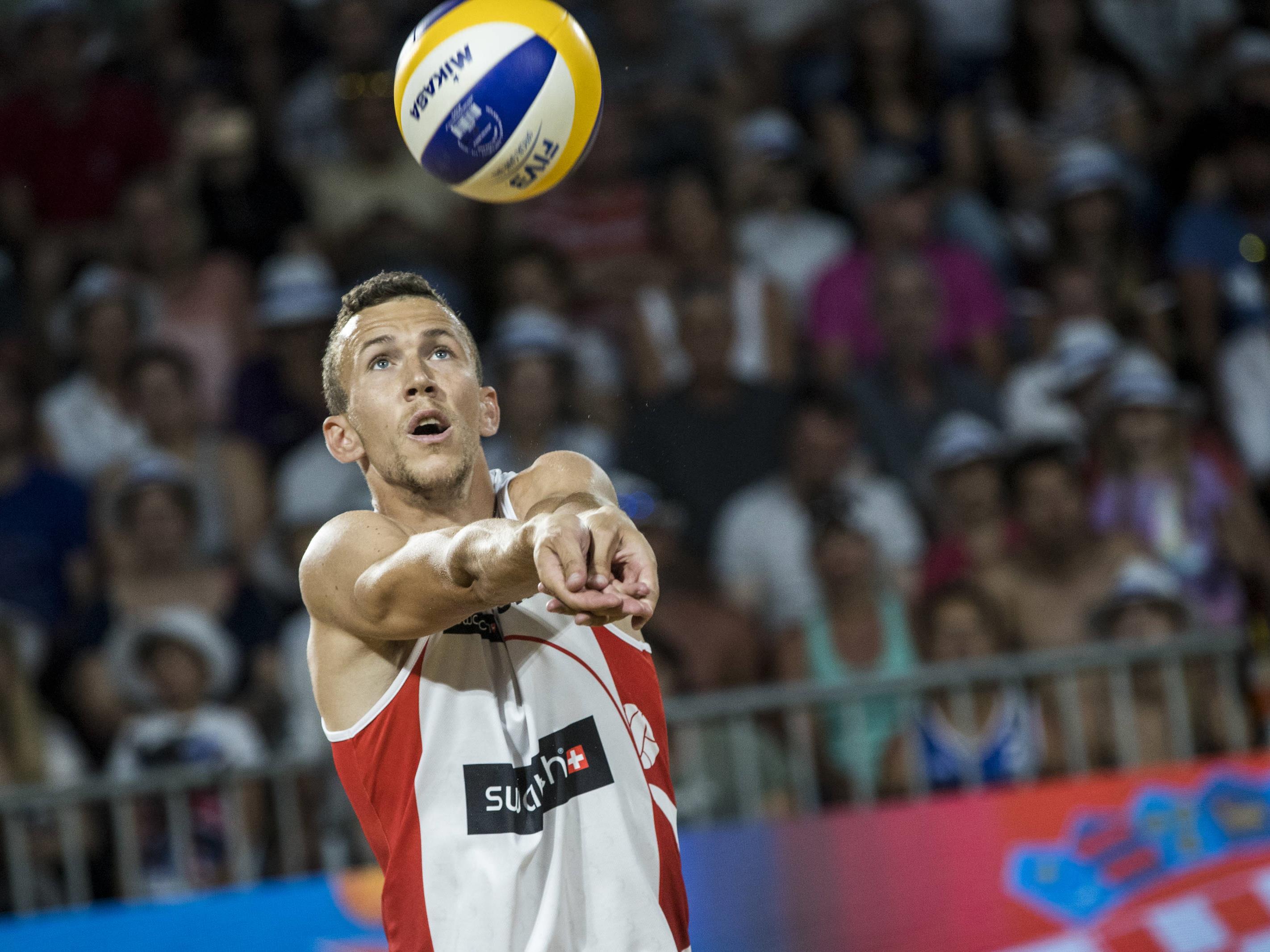 Ivan Perišić auf Abwegen: Der Fußballstar tauschte die Bälle und baggerte beim Beach-Volleyball-Major in Poreč.
