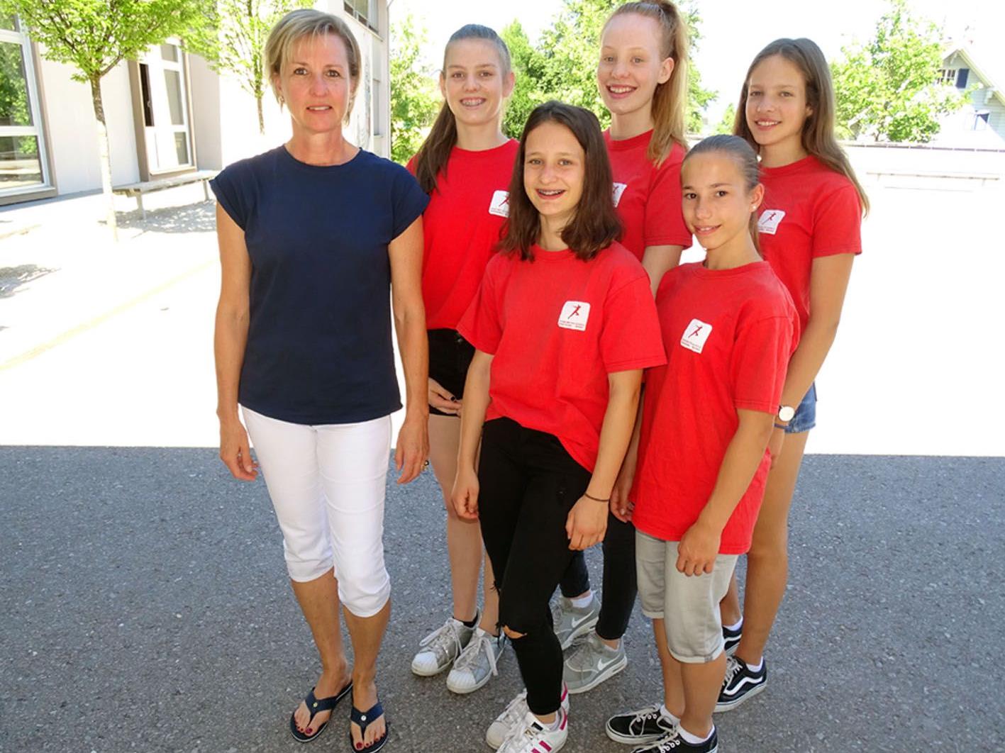 Renate Moosmann mit ihren erfolgreichen Leichtathletinnen der Sportmittelschule Markt.