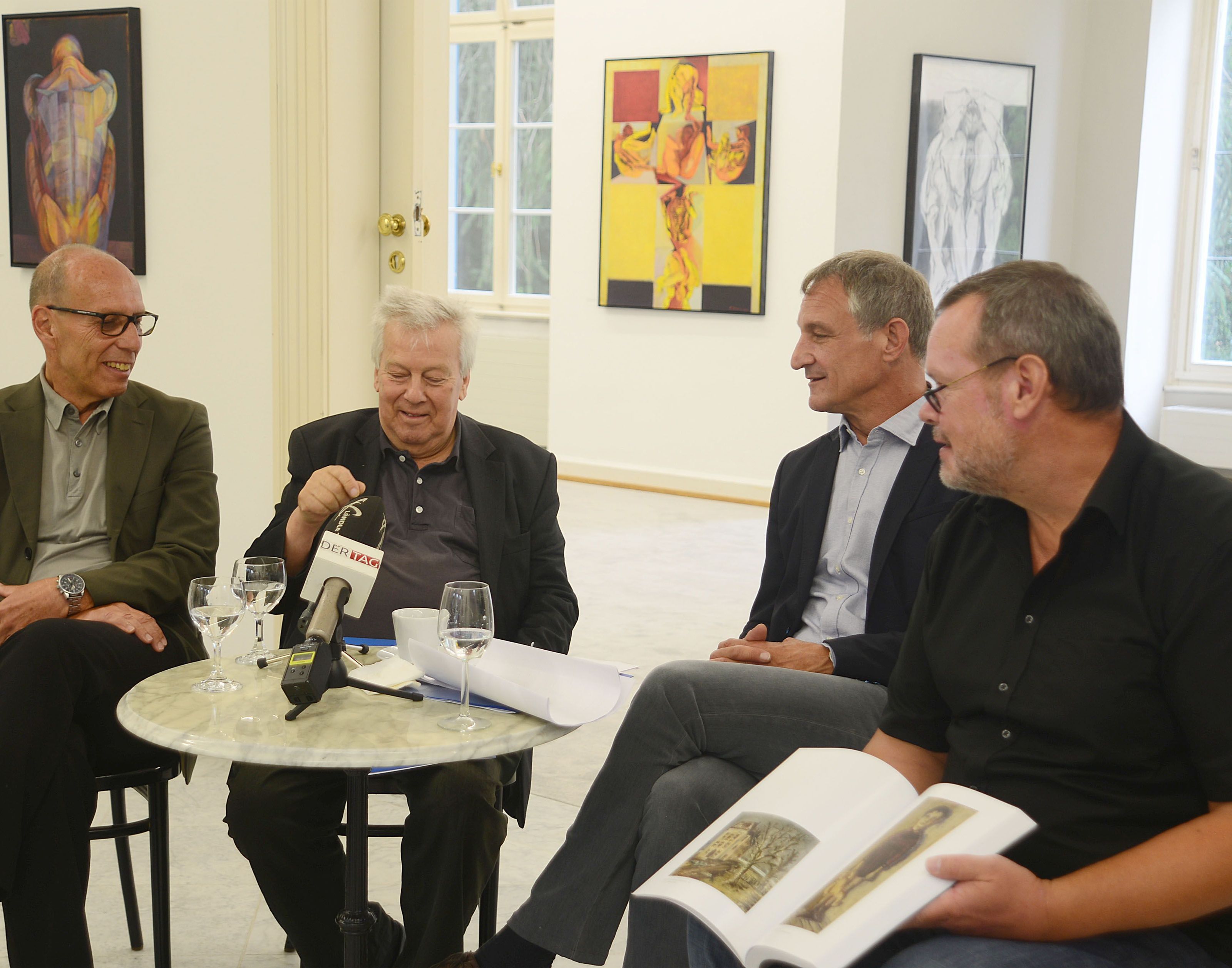 StR Michael Rauth, Erich Smodics, Bgm. Markus Linhart, Ausstellungskurator Thomas Schiretz. StR Michael Rauth, Erich Smodics, Bgm. Markus Linhart, Ausstellungskurator Thomas Schiretz.
