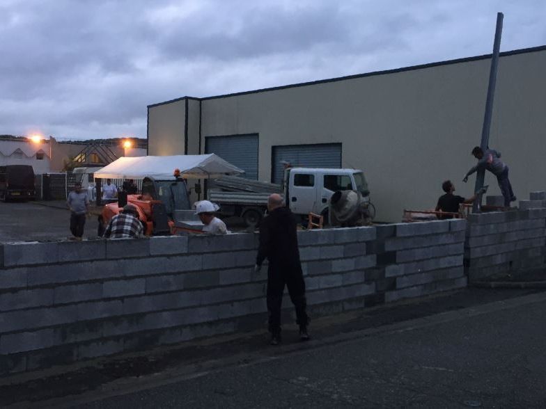 Hier mauern sie die Einfahrt zu. Hier mauern sie die Einfahrt zu.