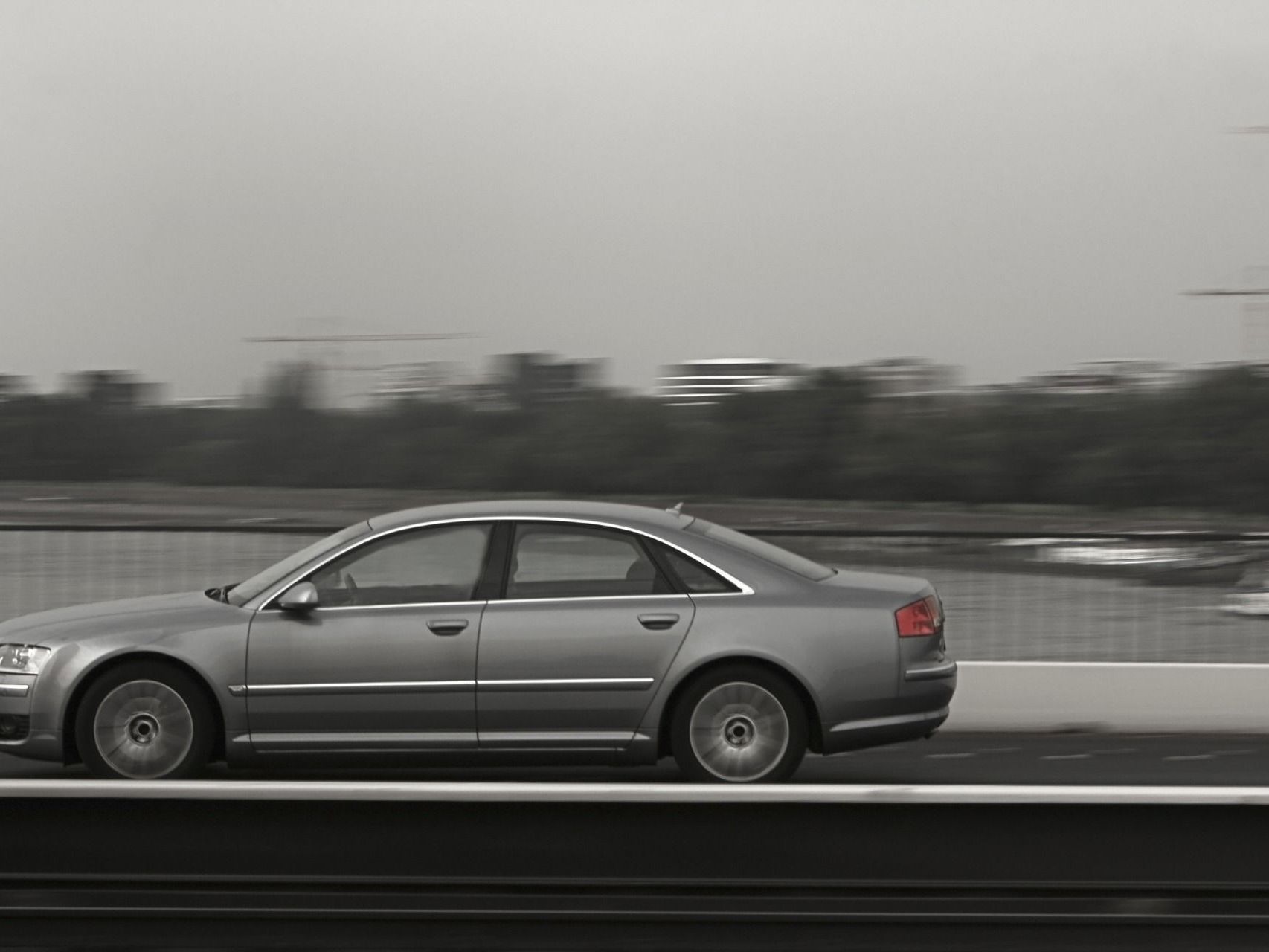 Der kleine Bub fuhr mit dem Audi seines Vaters durch Wien Der kleine Bub fuhr mit dem Audi seines Vaters durch Wien