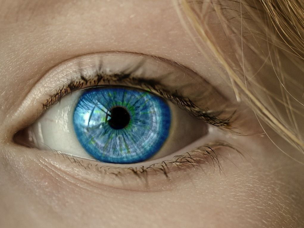 Die Frau sollte operiert werden, als die Ärzte 27 Kontaktlinsen in ihren Augen fanden. Die Frau sollte operiert werden, als die Ärzte 27 Kontaktlinsen in ihren Augen fanden.