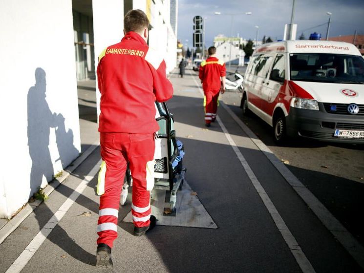 Teilnehmer eines runden Tisches zur Krise der Wiener Krankentransporte einigten sich auf weniger Kündigungen beim Roten Kreuz. Teilnehmer eines runden Tisches zur Krise der Wiener Krankentransporte einigten sich auf weniger Kündigungen beim Roten Kreuz.