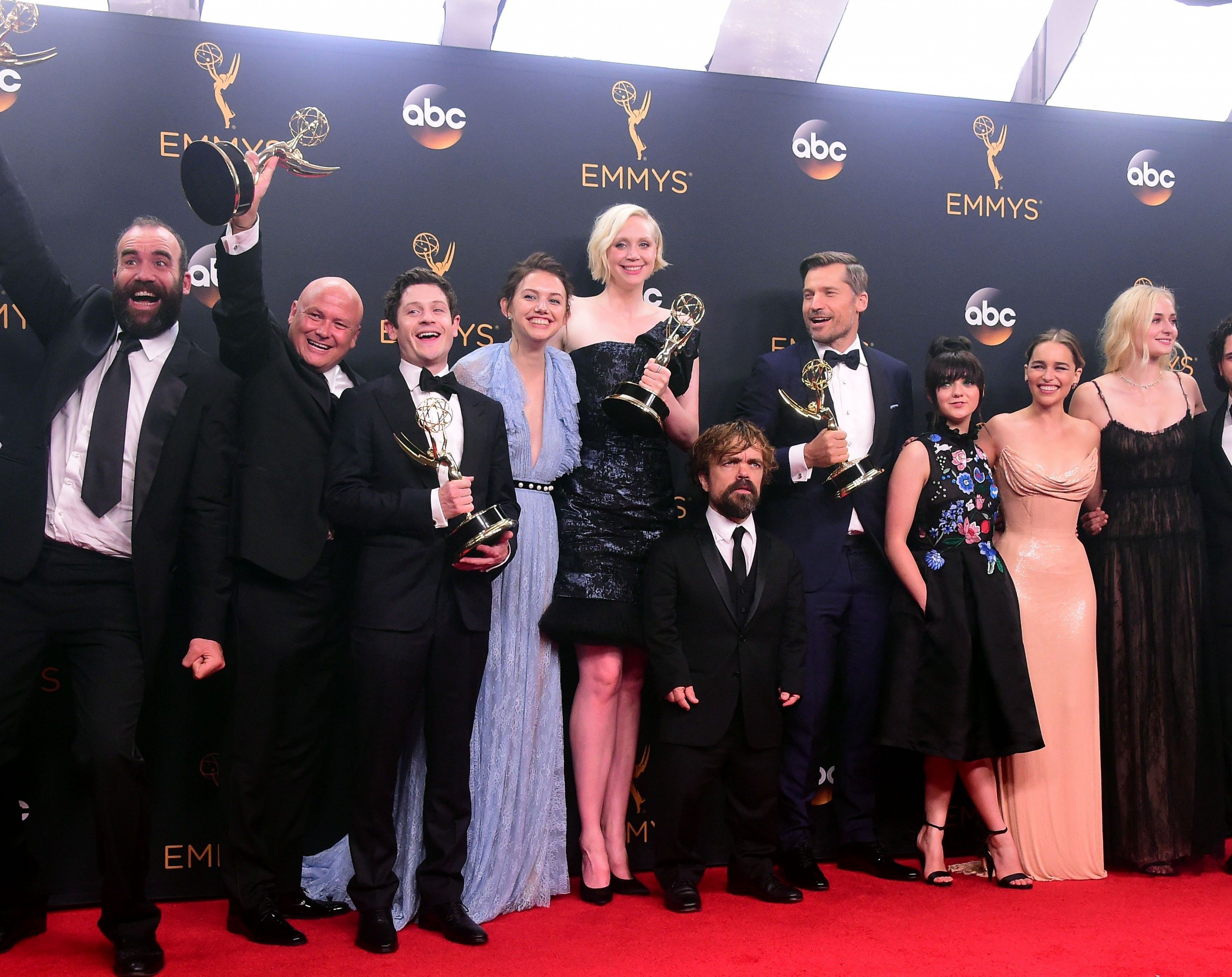 Die gesamte GoT Crew bei den 68th Emmy Awards im September 2016. Die gesamte GoT Crew bei den 68th Emmy Awards im September 2016.