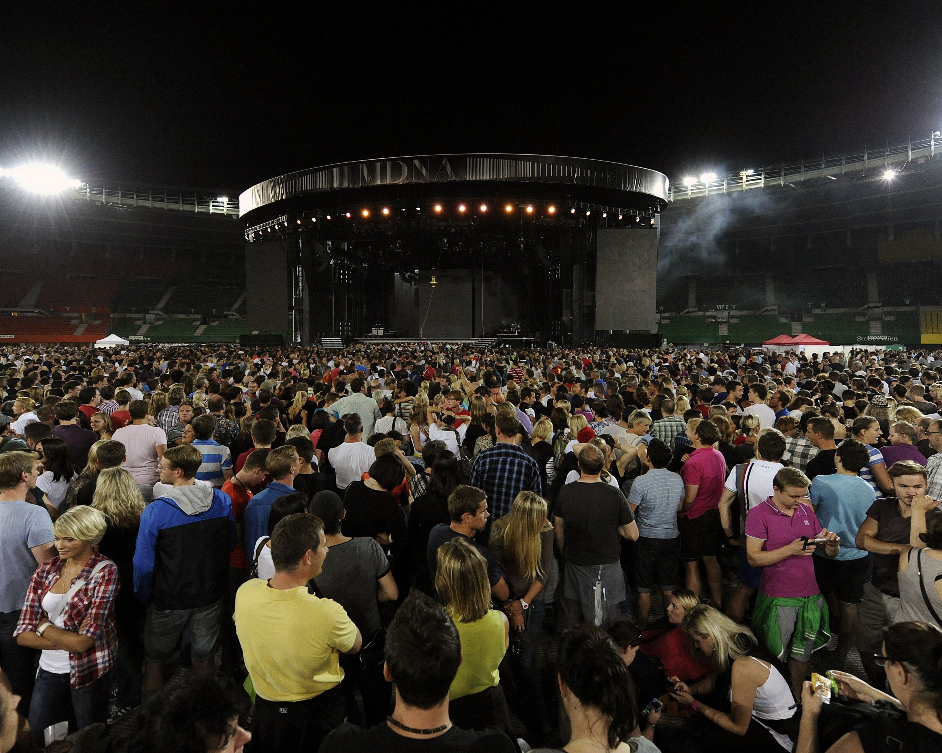 Rund um das Ernst Happel Stadion werden wegen dem Guns N' Roses Konzert Staus erwartet. Rund um das Ernst Happel Stadion werden wegen dem Guns N' Roses Konzert Staus erwartet.