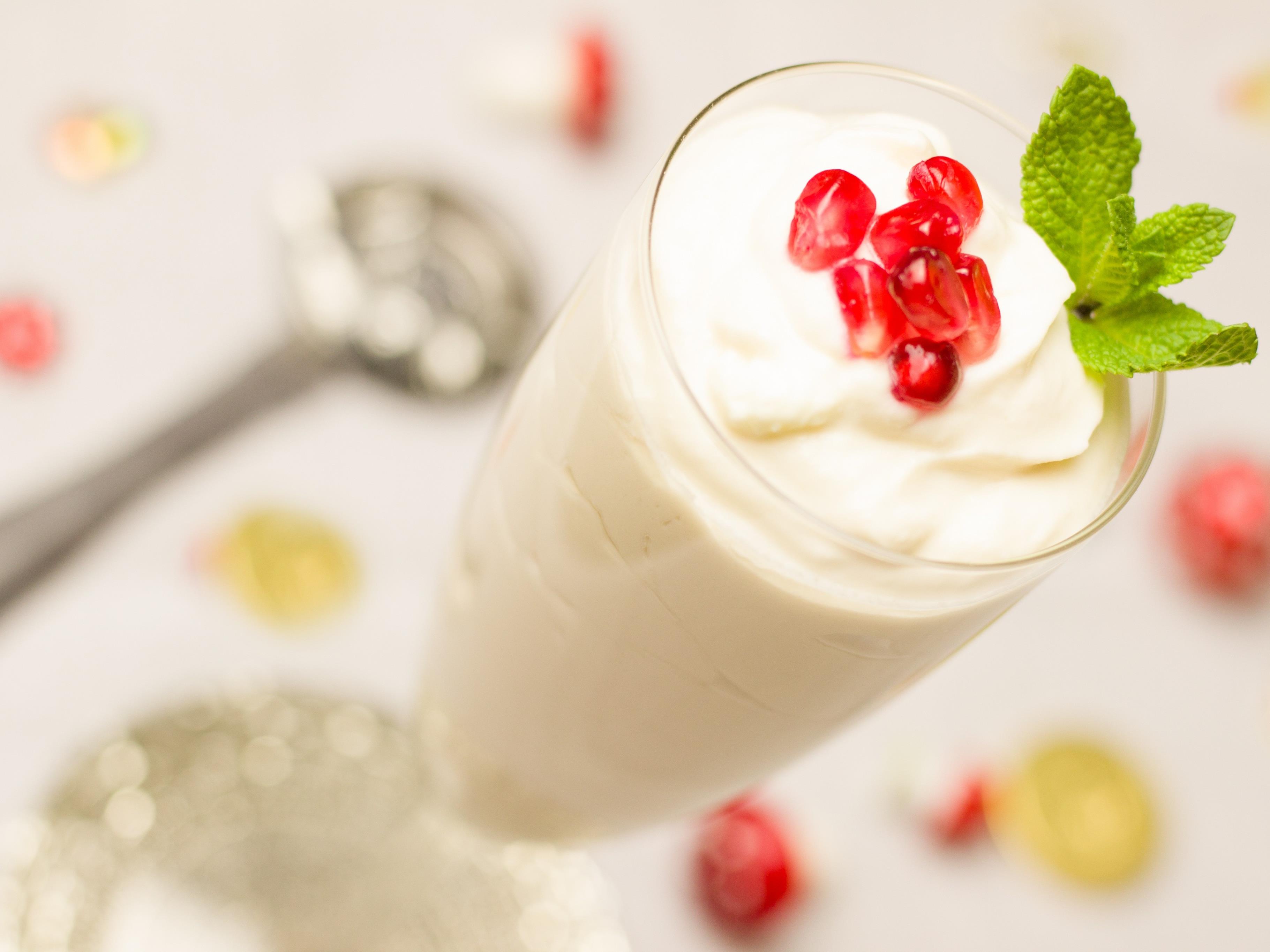 Joghurt ist laut einer Greepeace-Studie auch noch bis zu sechs Monate nach dem MHD haltbar.