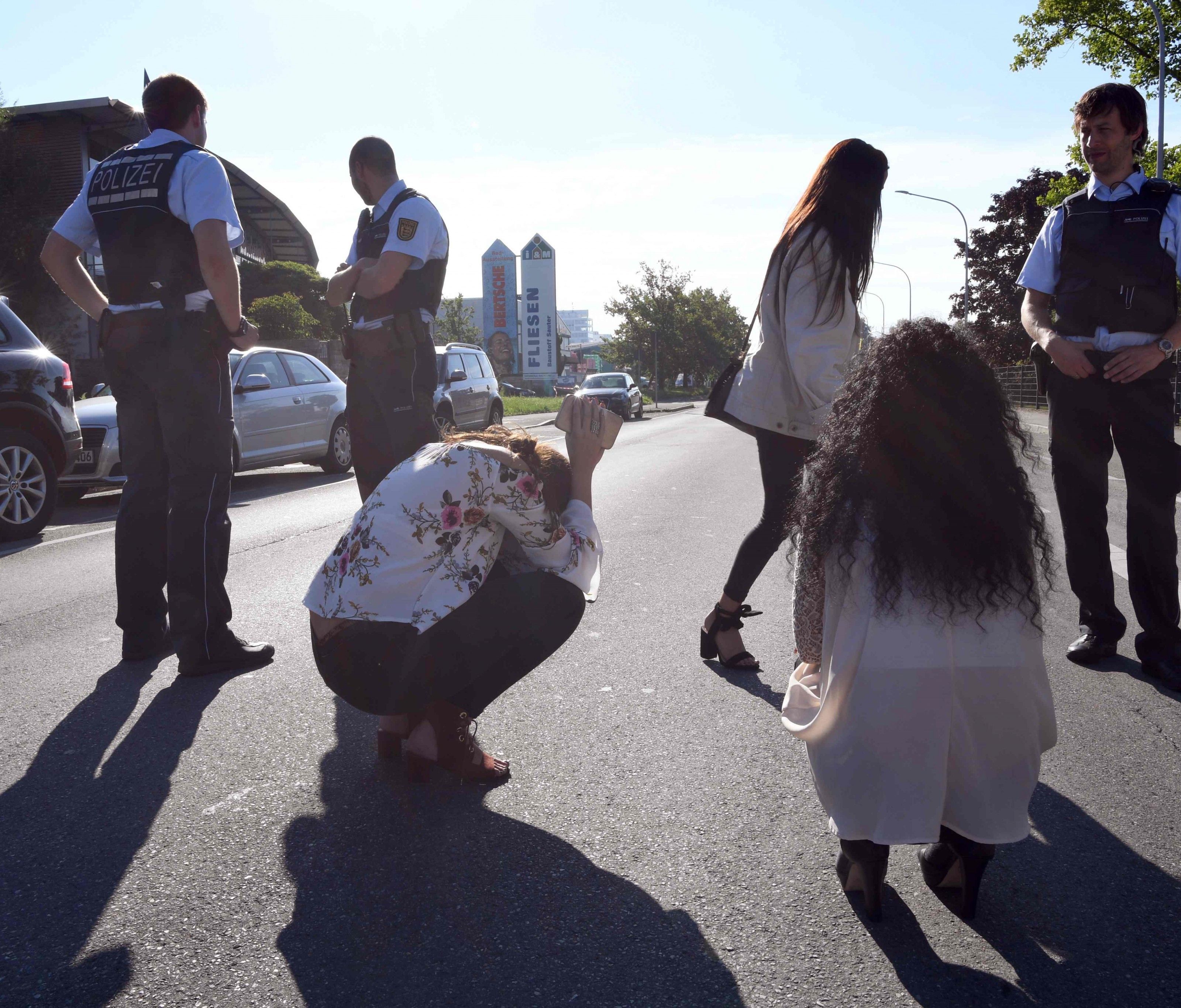 Bei einer Schießerei in einer Konstanzer Diskothek sind in der Nacht eine Person getötet und drei weitere verletzt worden. Die Polizei erschoss den Angreifer. Bei einer Schießerei in einer Konstanzer Diskothek sind in der Nacht eine Person getötet und drei weitere verletzt worden. Die Polizei erschoss den Angreifer.