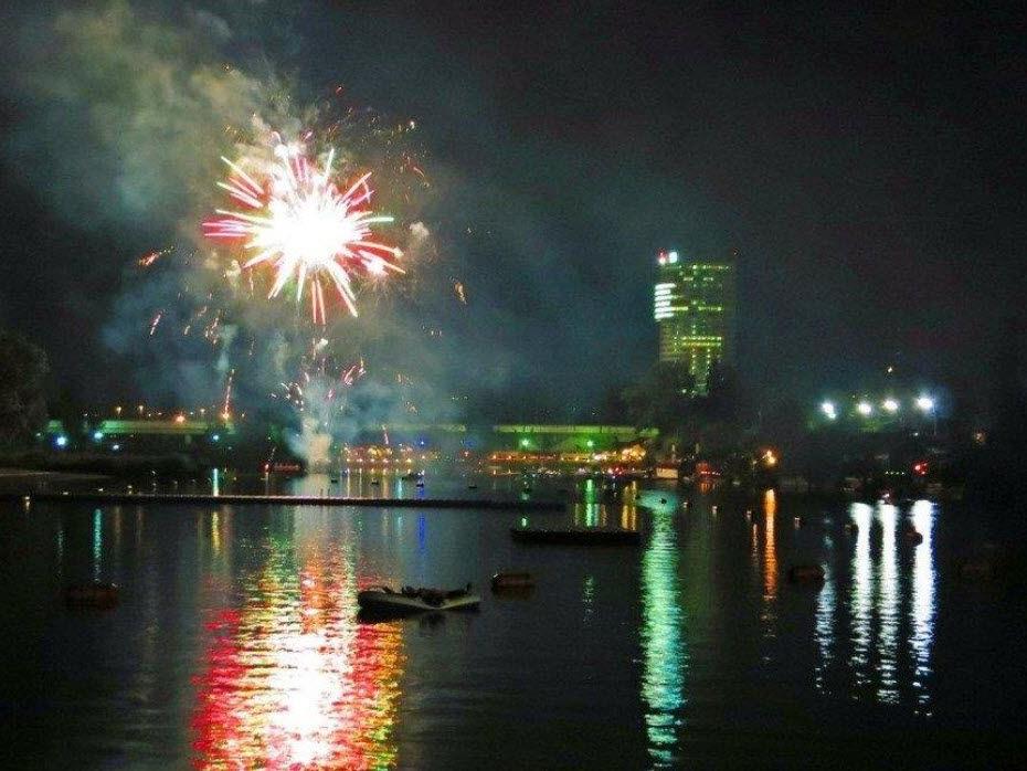 Feuerwerk und viele bunte Lichter warten beim Lichterfest an der Alten Donau
