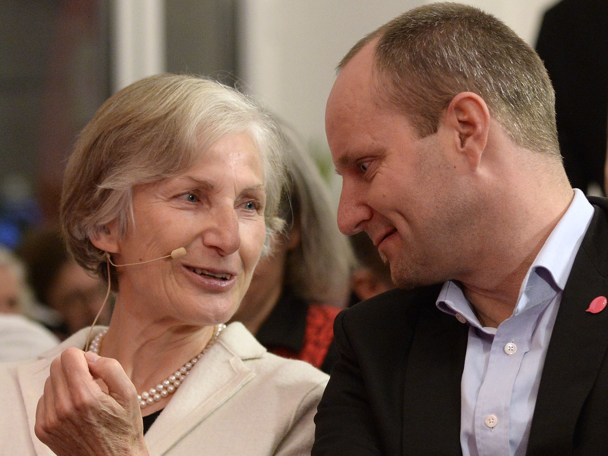 NEOS-Chef Matthias Strolz und Irmgard Griss im Live-Stream. NEOS-Chef Matthias Strolz und Irmgard Griss im Live-Stream.