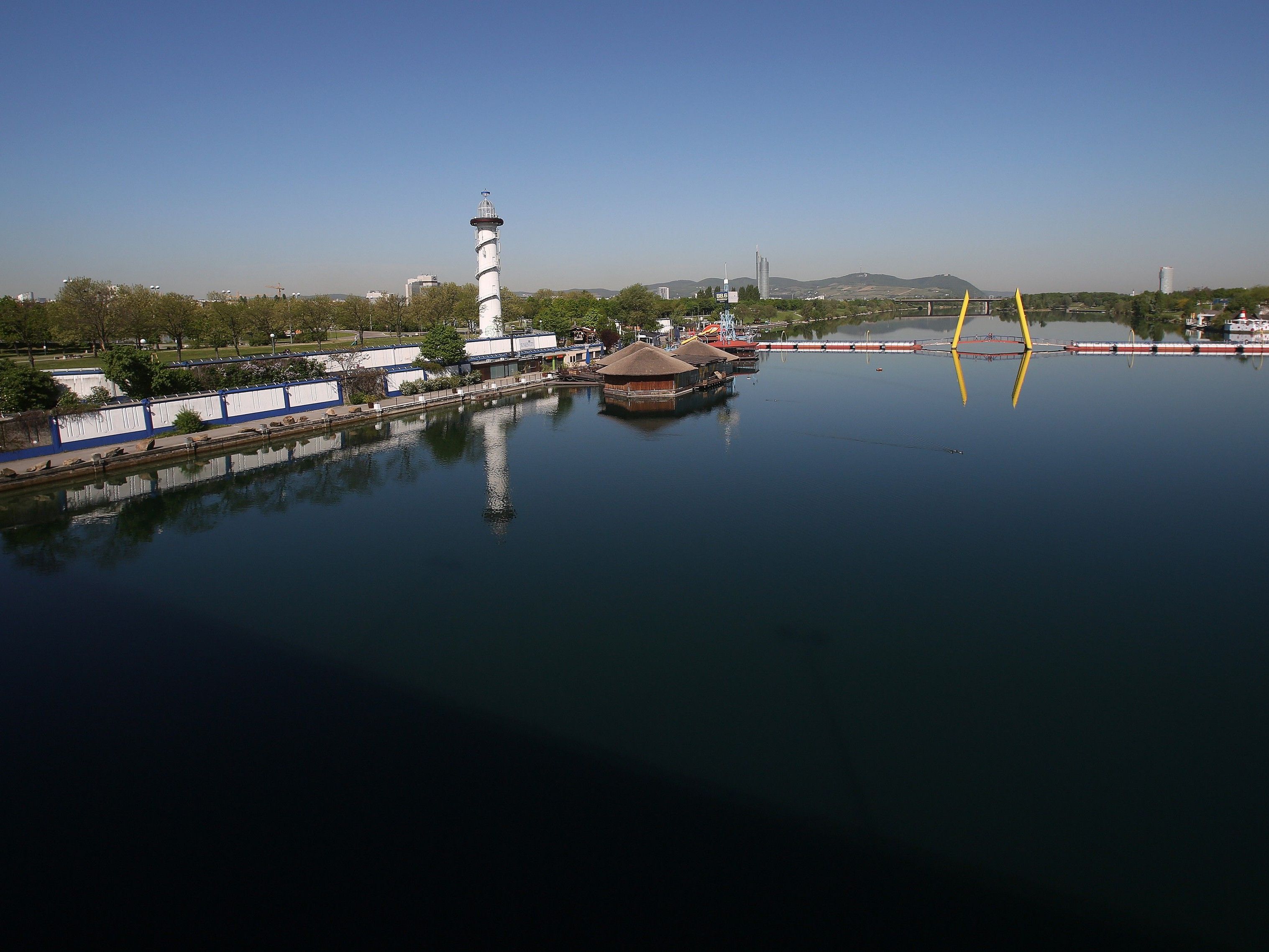 Am Dienstag wurde eine blinde Schwimmering aus der Neuen Donau in Wien gerettet. Am Dienstag wurde eine blinde Schwimmering aus der Neuen Donau in Wien gerettet.