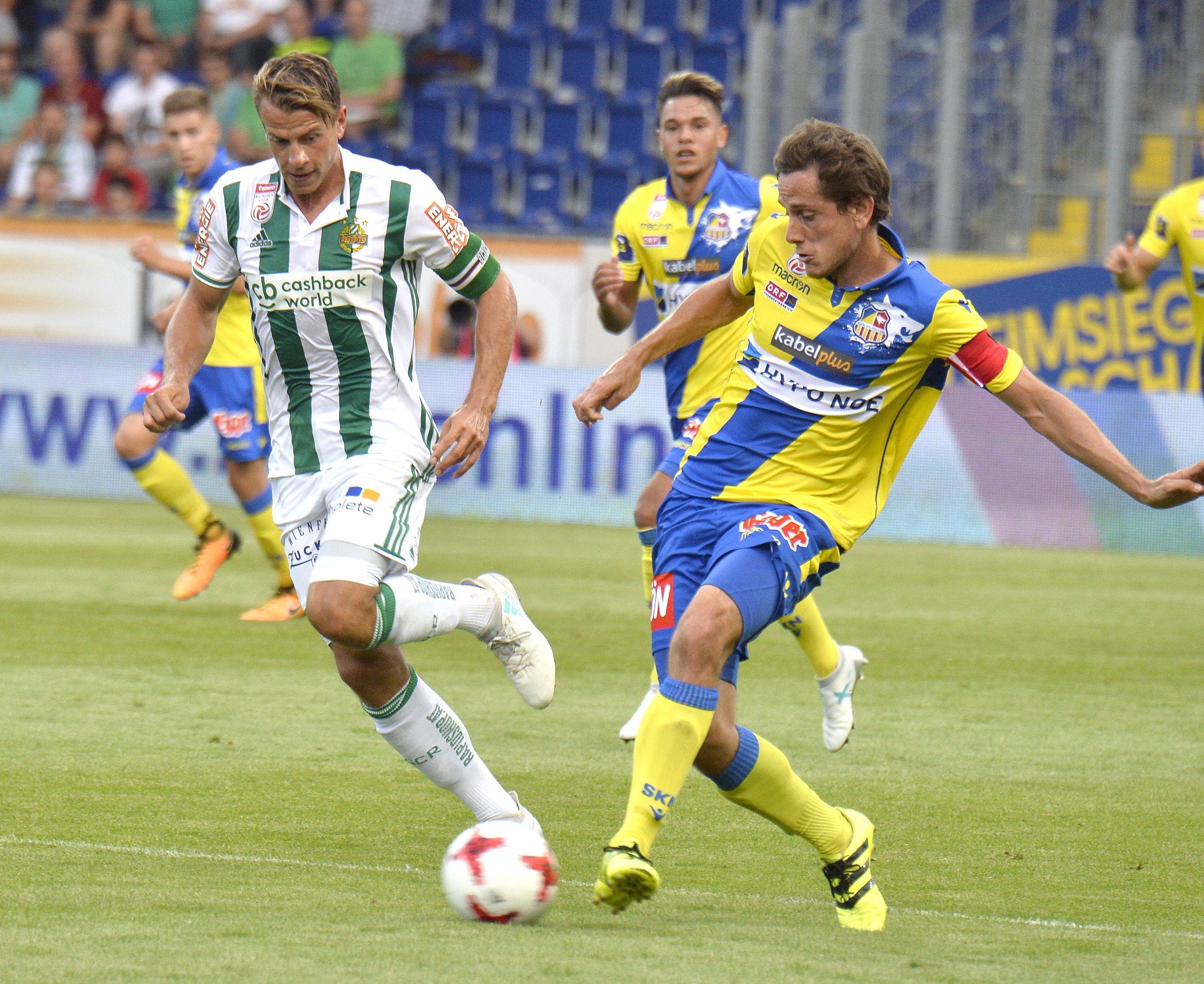 Rapid Wien fährt gegen SKN St. Pölten den ersten Sieg der Saison ein. Rapid Wien fährt gegen SKN St. Pölten den ersten Sieg der Saison ein.