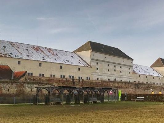 Im Schloss Neugebäude werden Führungen angeboten. Im Schloss Neugebäude werden Führungen angeboten.