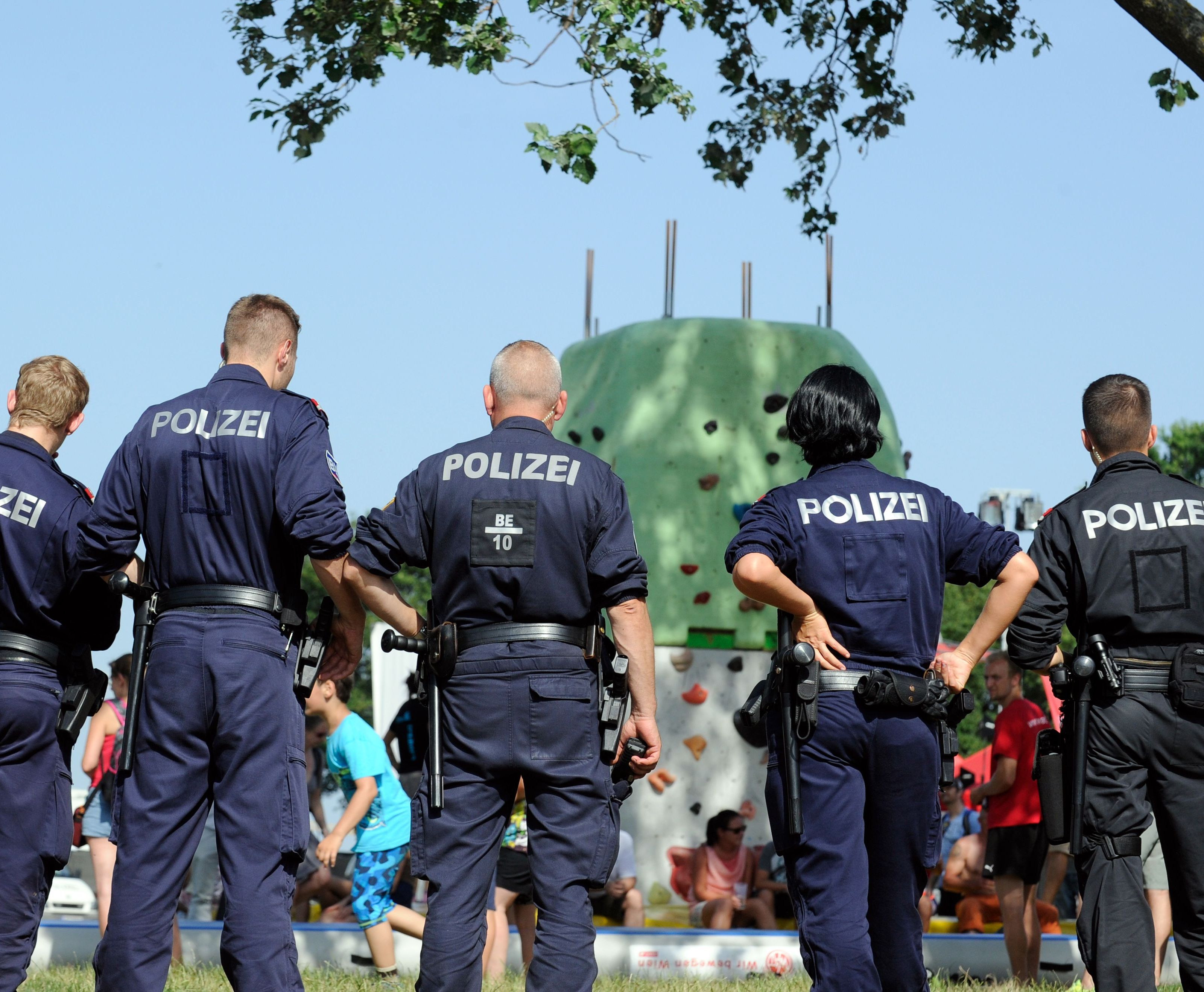 Das Sicherheitskonzept zur Beach Volleyball WM in Wien steht: 400 Polizisten im Einsatz. Das Sicherheitskonzept zur Beach Volleyball WM in Wien steht: 400 Polizisten im Einsatz.