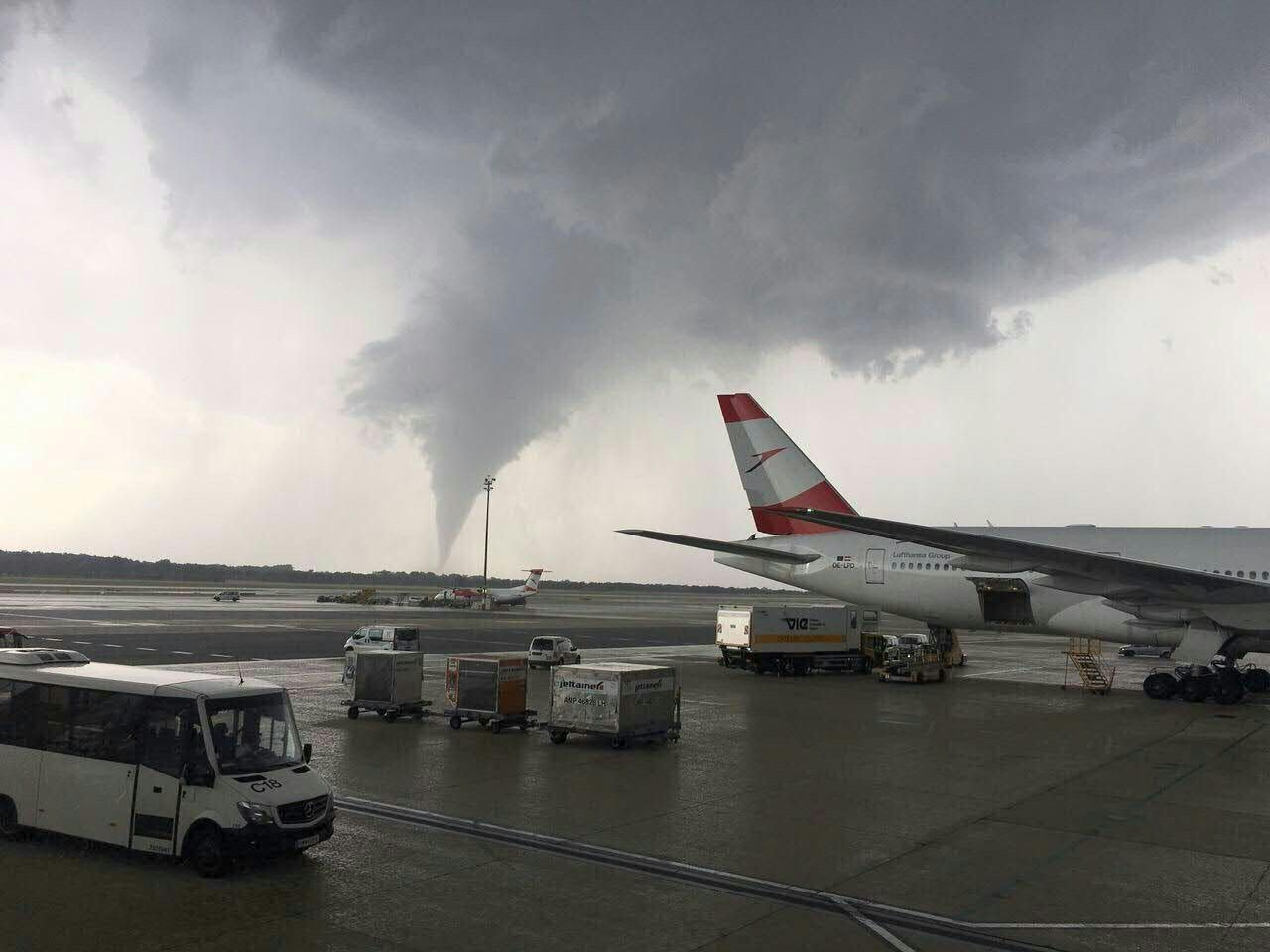 Tornado in Wien-Schwechat: Auch in Österreich kein ungewöhnliches Bild. Tornado in Wien-Schwechat: Auch in Österreich kein ungewöhnliches Bild.