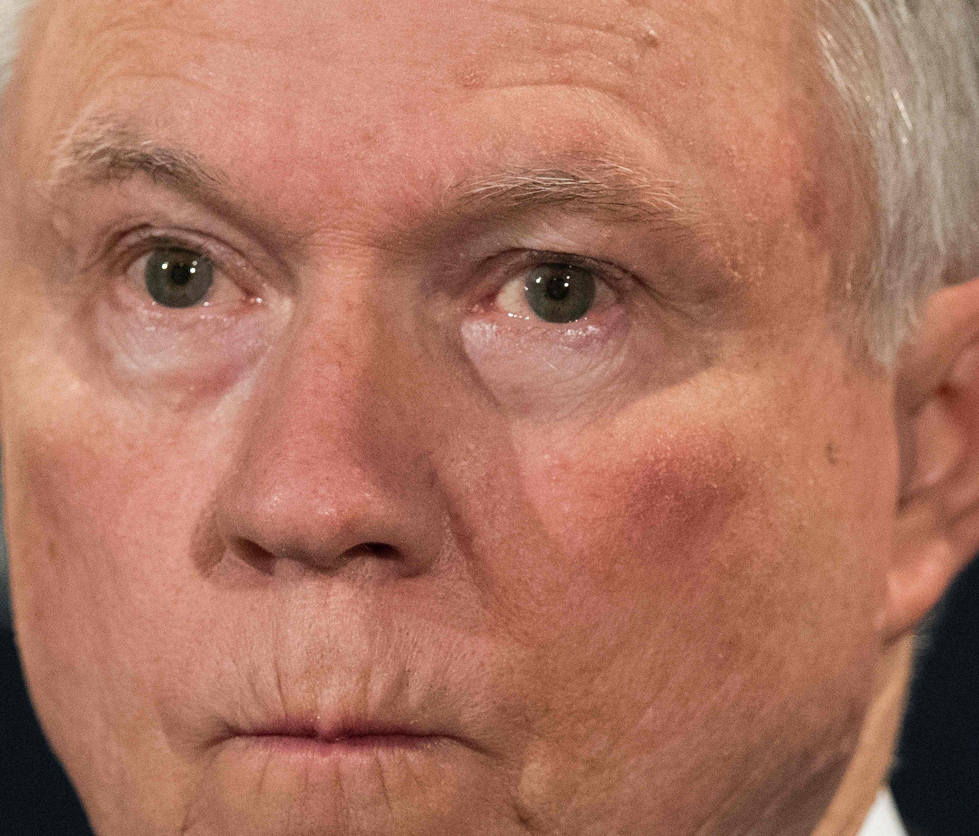 Sessions war einer von Trumps größten Unterstützern im Wahlkampf. Er war der erste Senator, der sich hinter den politischen Quereinsteiger stellte. Sessions war einer von Trumps größten Unterstützern im Wahlkampf. Er war der erste Senator, der sich hinter den politischen Quereinsteiger stellte.