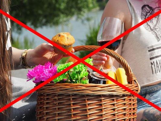 Picknickverbot und Pinkelstopp: Wir haben die Top 10 der kuriosesten Verbote an Urlaubsorten im Überblick.