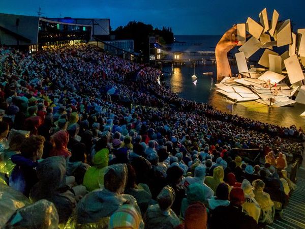 Trotz Dauerregens konnte die Premiere von "Carmen" auf der Seebühne stattfinden. Trotz Dauerregens konnte die Premiere von "Carmen" auf der Seebühne stattfinden.