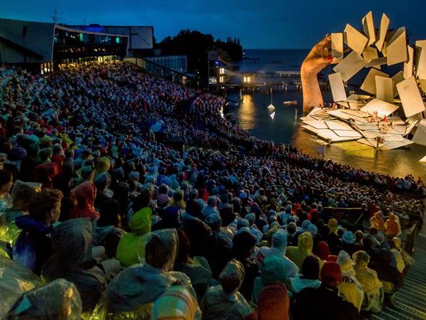 Trotz Dauerregens konnte die Premiere von "Carmen" auf der Seebühne stattfinden.