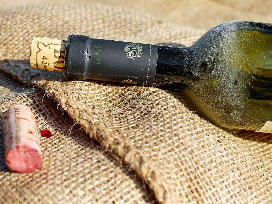 Der mutmaßliche Wein-Dieb wurde an Ort und Stelle festgenommen. Der mutmaßliche Wein-Dieb wurde an Ort und Stelle festgenommen.