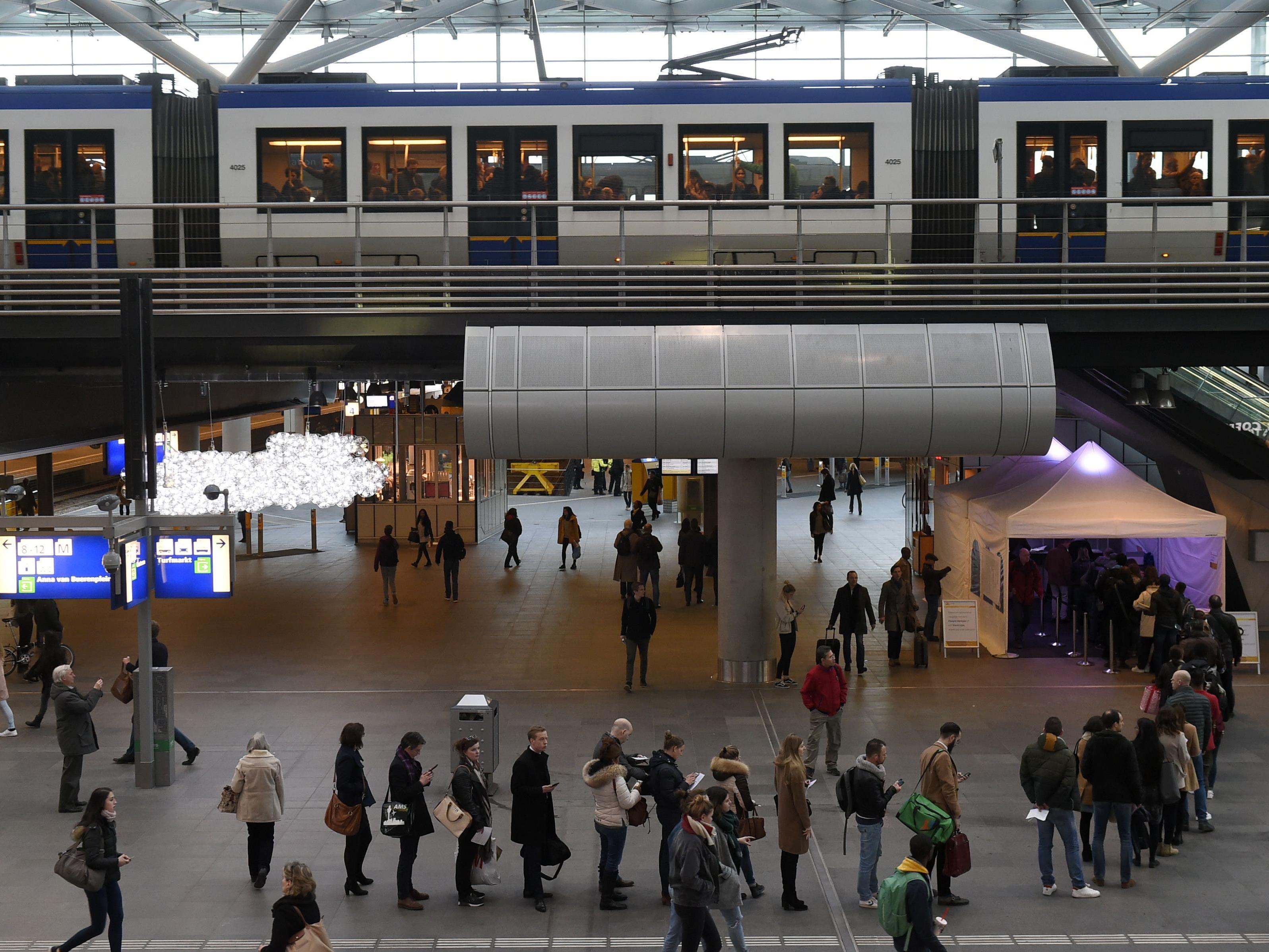 Zugreisende werden, wie hier am Bahnhof in Den Haag, neutral angesprochen.