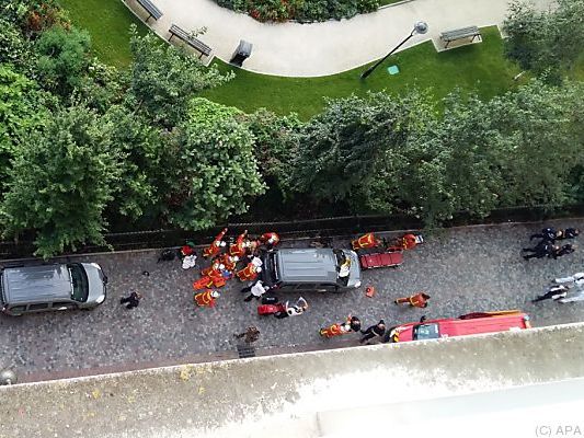 Einsatzkräfte am Ort des Geschehens Einsatzkräfte am Ort des Geschehens