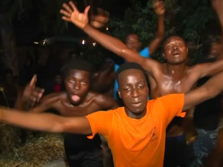 Dutzende Flüchtlinge sind am Montag in die spanische Exklave Ceuta eingedrungen. Dutzende Flüchtlinge sind am Montag in die spanische Exklave Ceuta eingedrungen.