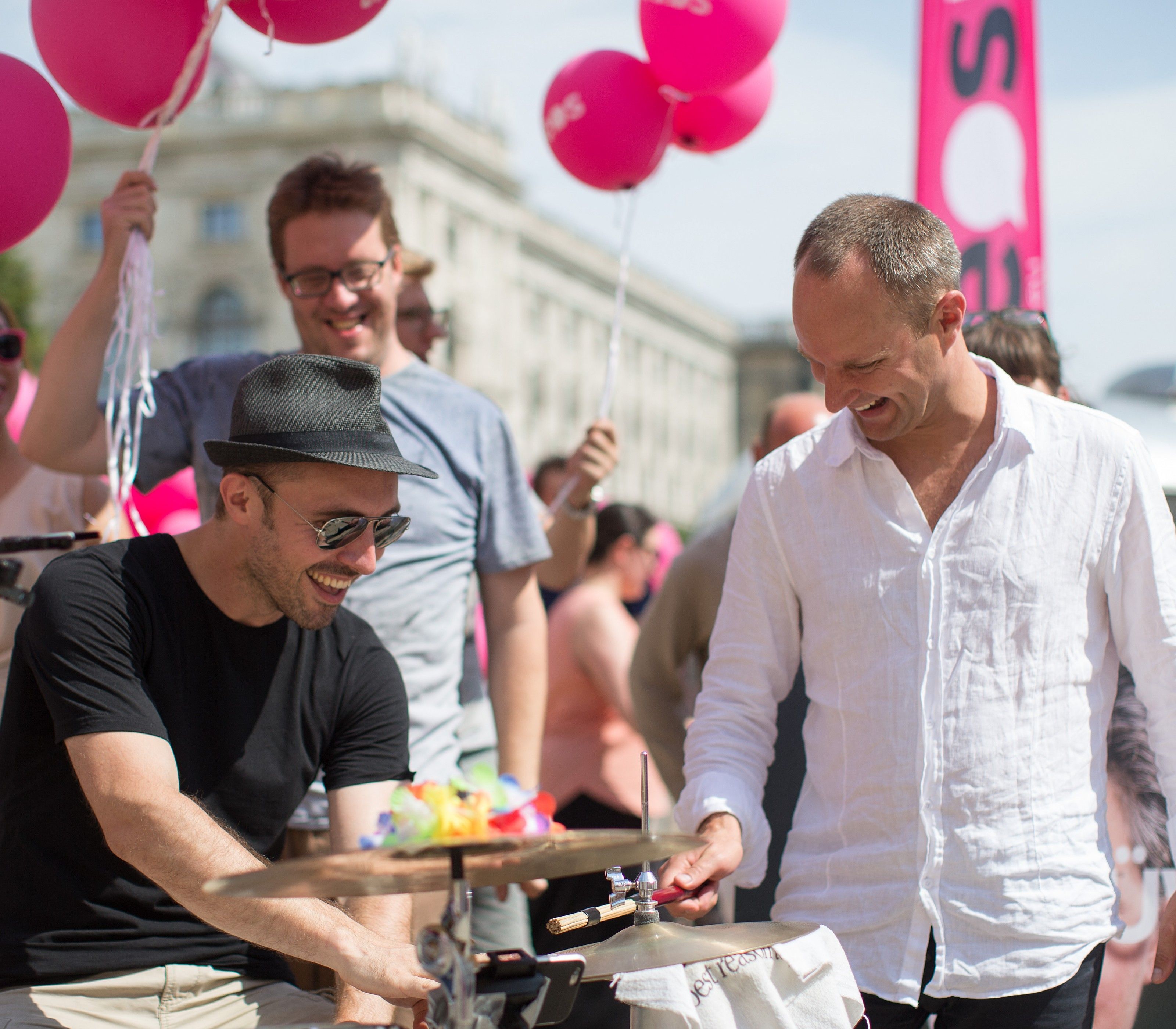 Die NEOS haben ihre Sommertour im Wiener Museumsquartier gestartet. Die NEOS haben ihre Sommertour im Wiener Museumsquartier gestartet.