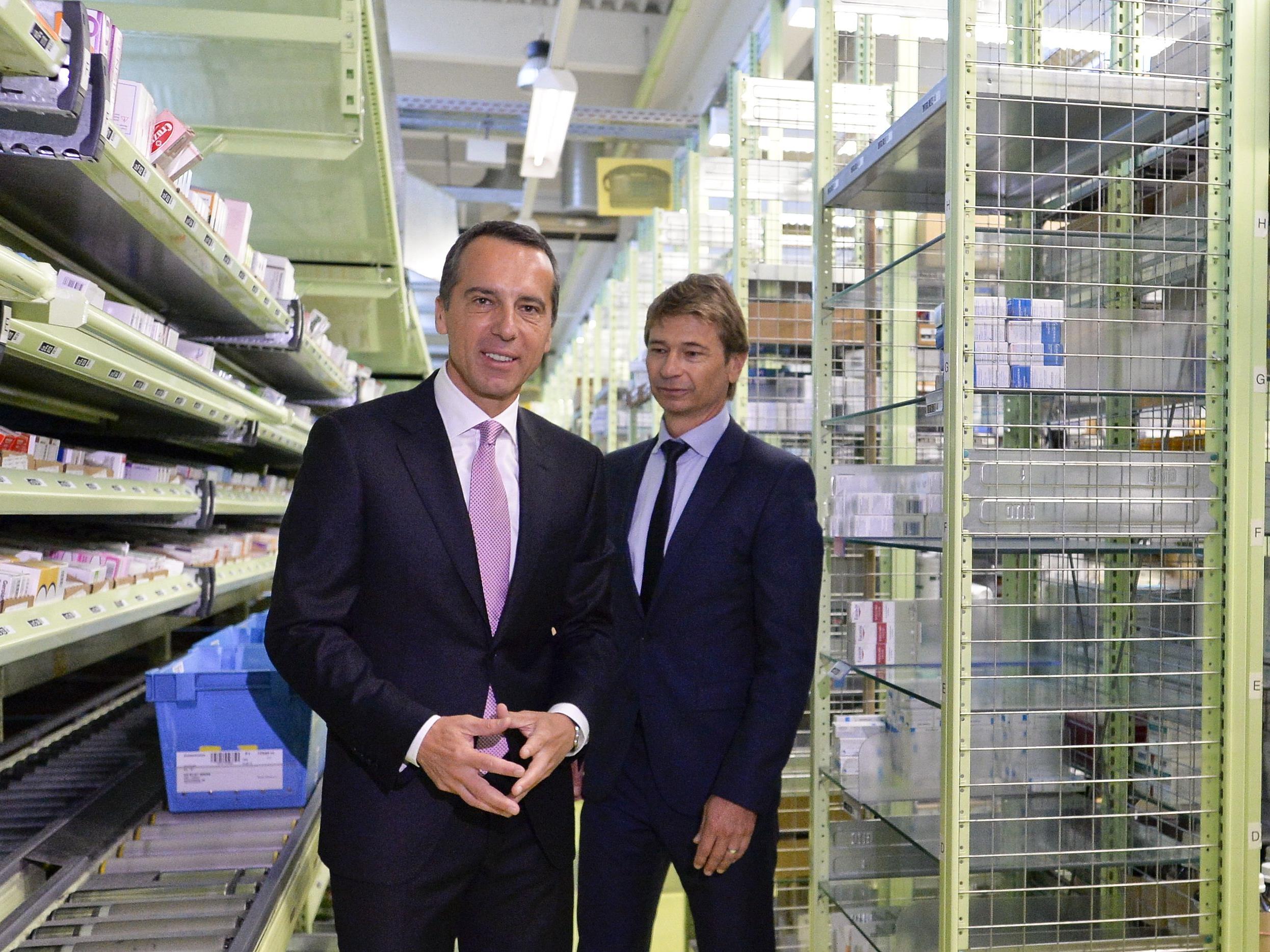 Bundeskanzler Kern beim Besuch des Pharma Großhändlers in Wien.