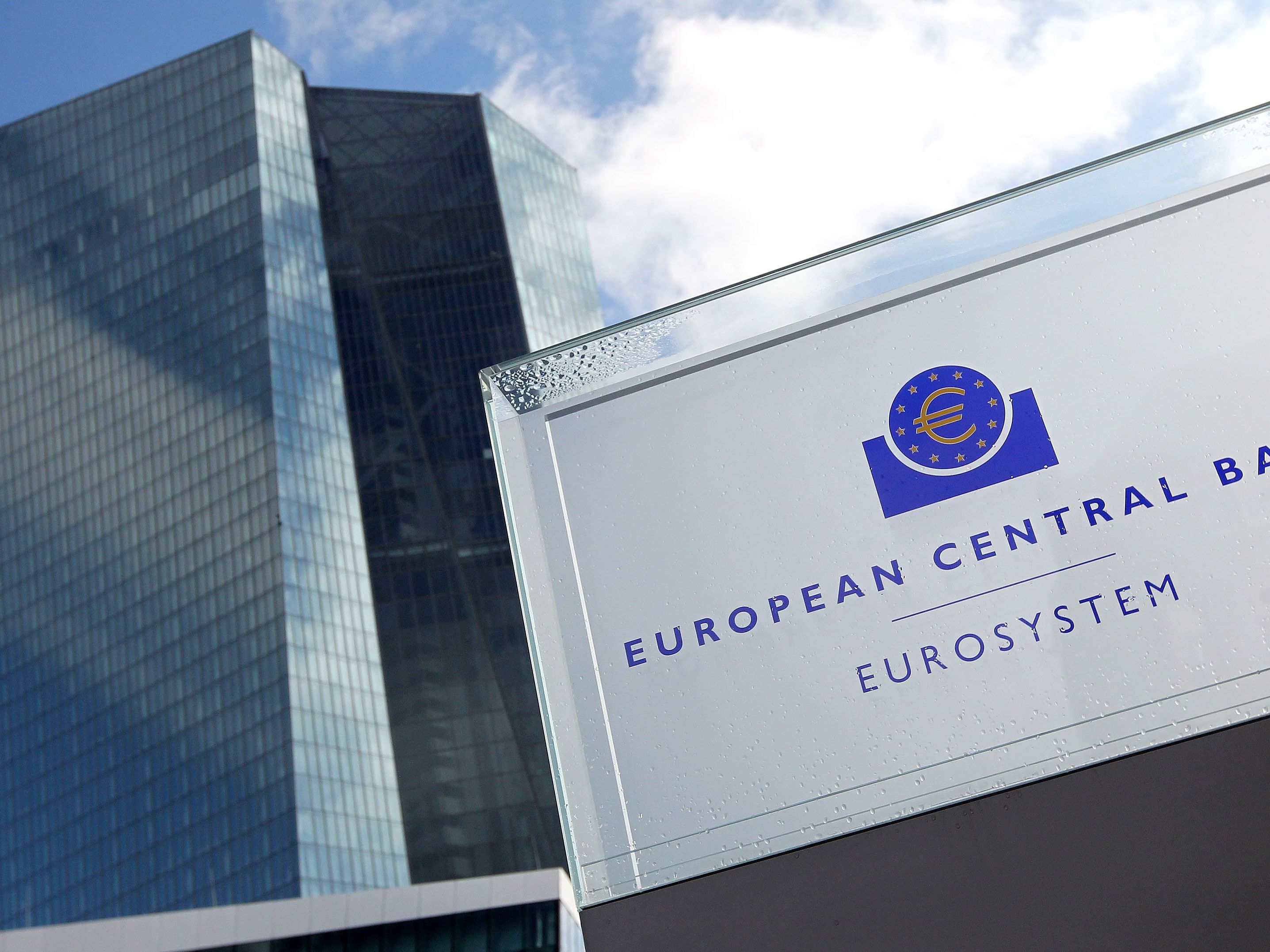 Der Strafzins der Notenbank ist nur eine der Belastungen durch die aktuelle Geldpolitik, der sich die Banken ausgesetzt sehen. Der Strafzins der Notenbank ist nur eine der Belastungen durch die aktuelle Geldpolitik, der sich die Banken ausgesetzt sehen.