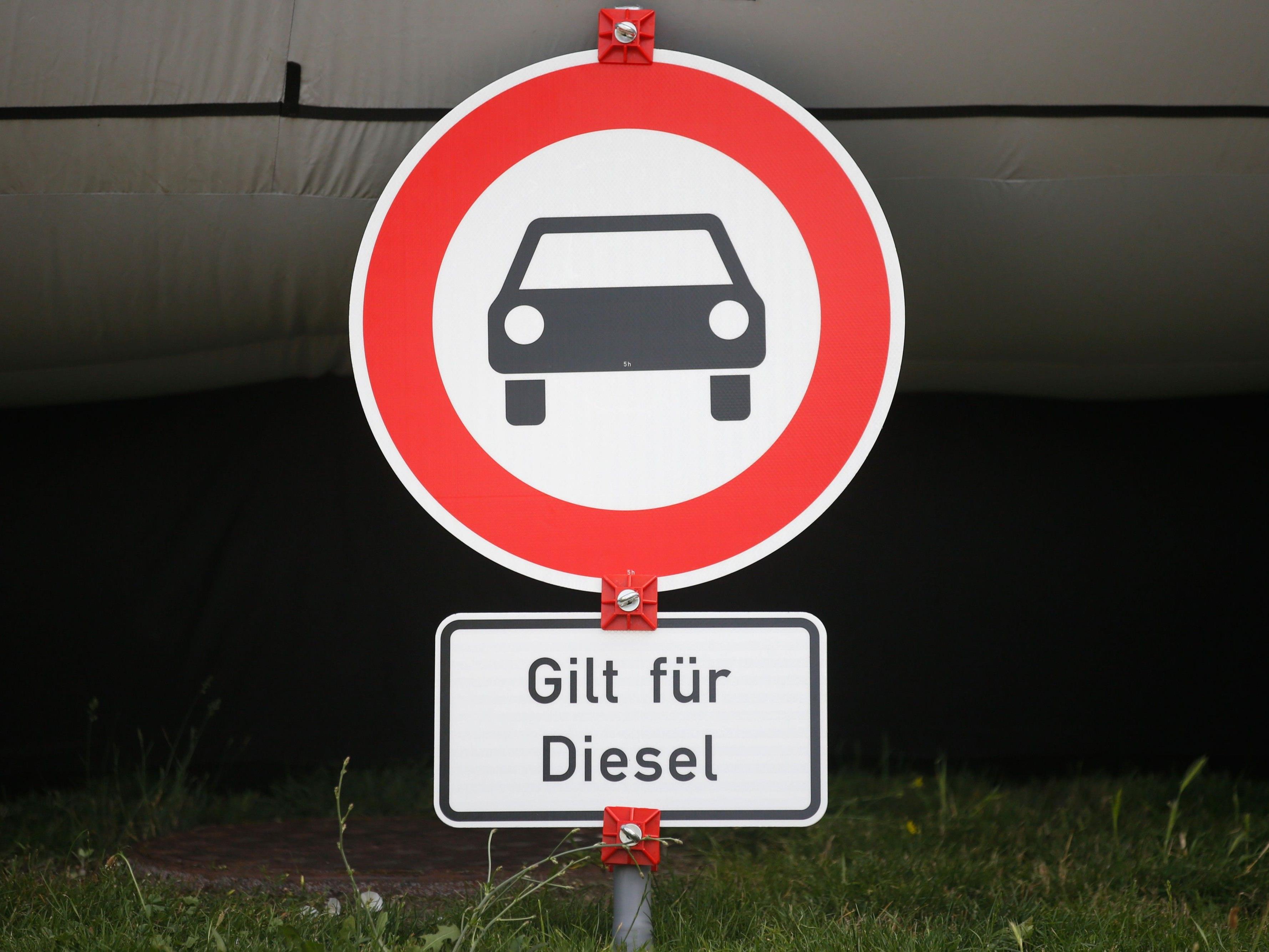 Mit Umrüstungen will die Automobilbranche in Deutschland Fahrverbote für Diesel verhindern.