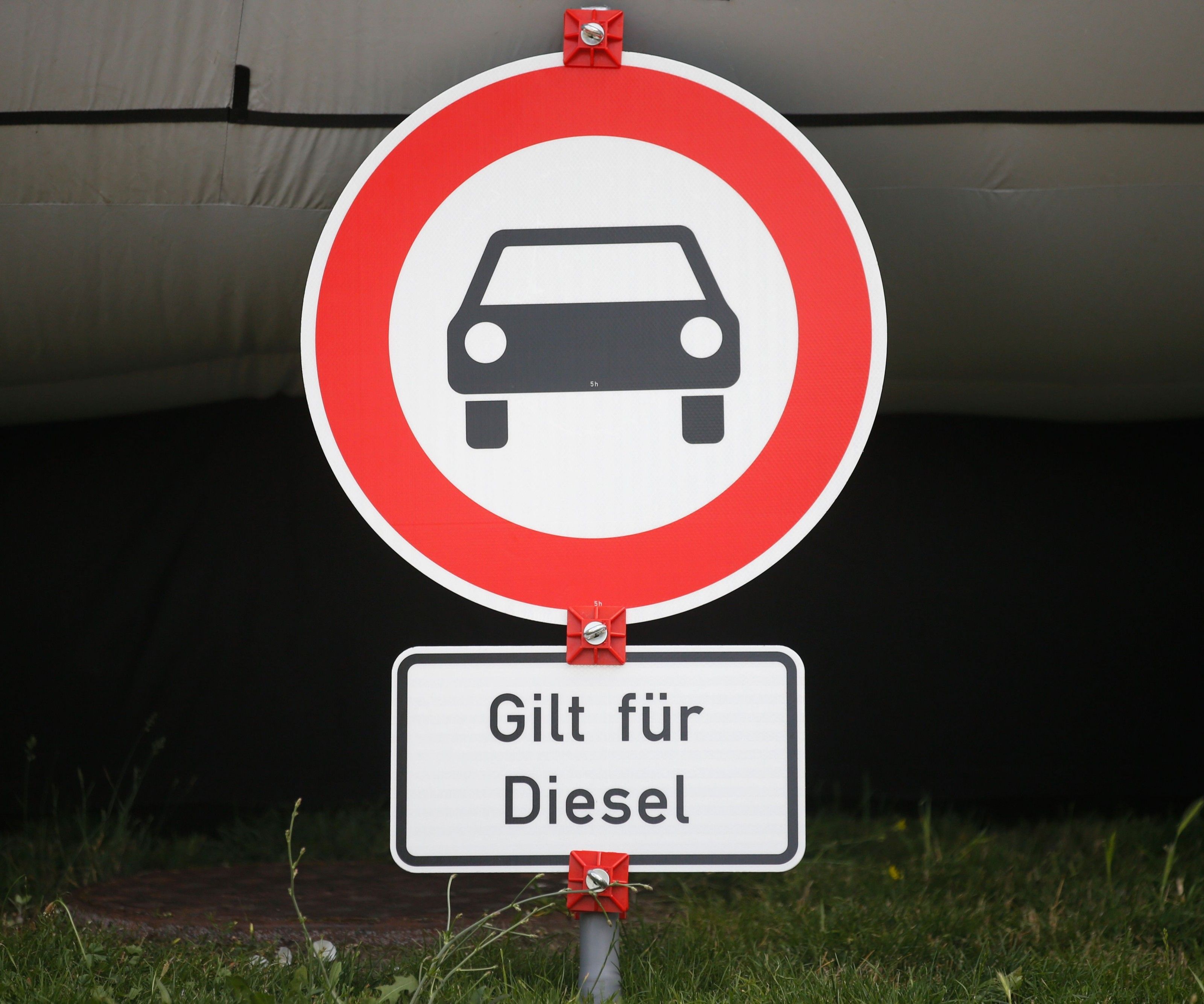 Mit Umrüstungen will die Automobilbranche in Deutschland Fahrverbote für Diesel verhindern. Mit Umrüstungen will die Automobilbranche in Deutschland Fahrverbote für Diesel verhindern.