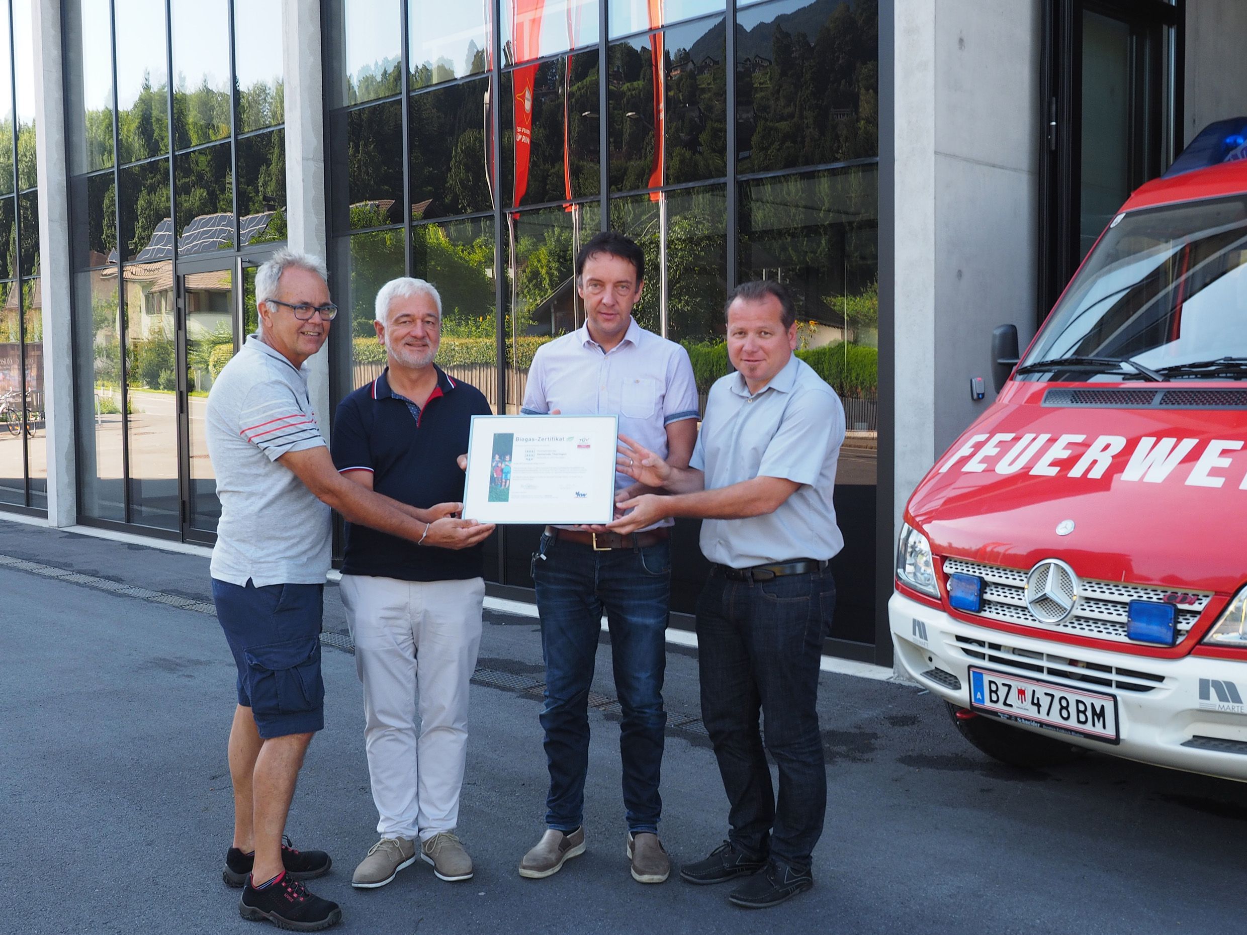 e5-Obmann Otto Rinner, Dr. Karl Dörler von der VKW-Ökostrom GmbH, Feuerwehrkommandant Karl-Heinz Beiter und Bgm. Mag. Harald Witwer freuen sich über die Biogas-Auszeichnung. e5-Obmann Otto Rinner, Dr. Karl Dörler von der VKW-Ökostrom GmbH, Feuerwehrkommandant Karl-Heinz Beiter und Bgm. Mag. Harald Witwer freuen sich über die Biogas-Auszeichnung.