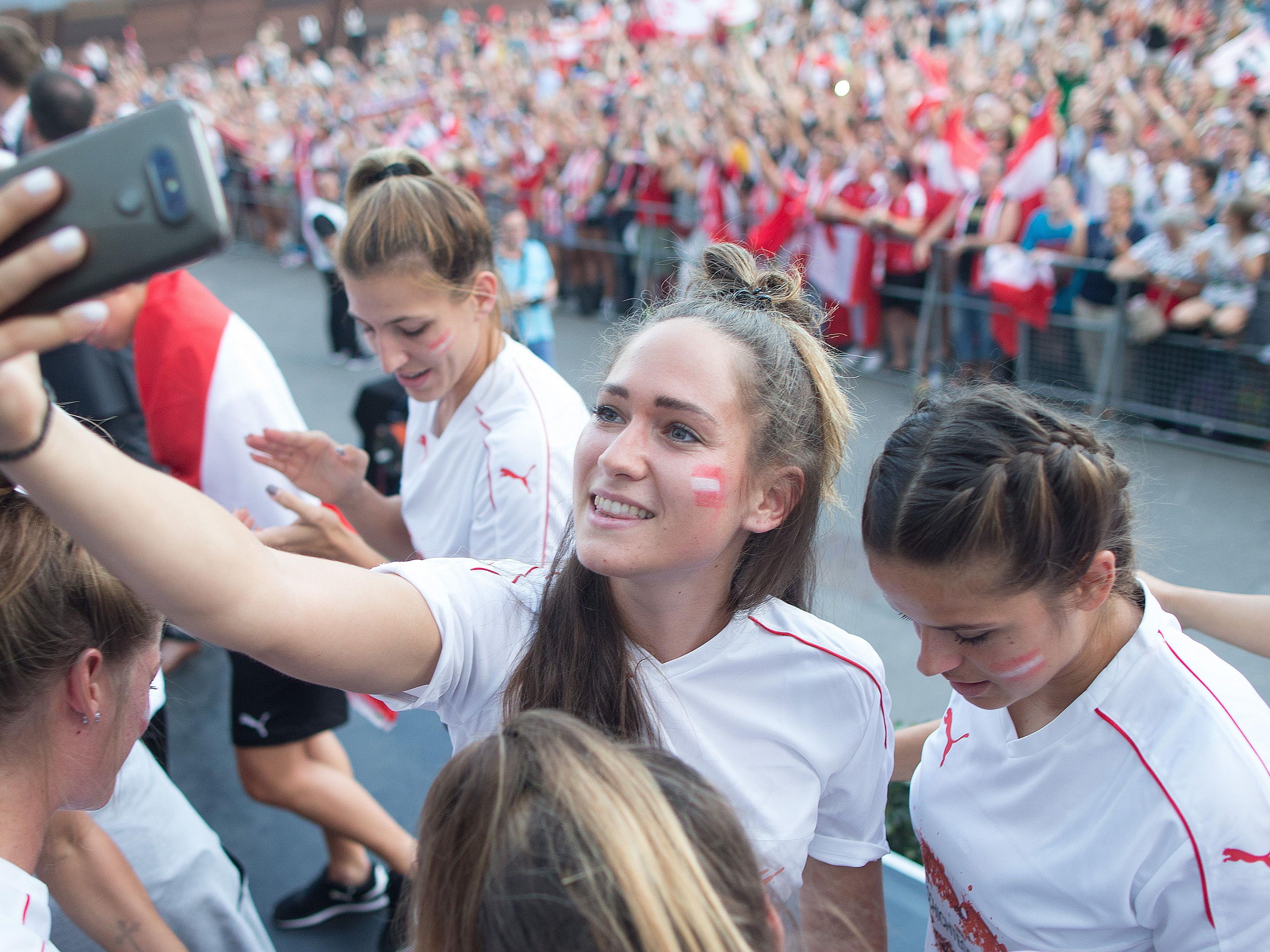 Begeisterung bei Team und Fans nach den Erfolgen bei der Fußball EM 2017