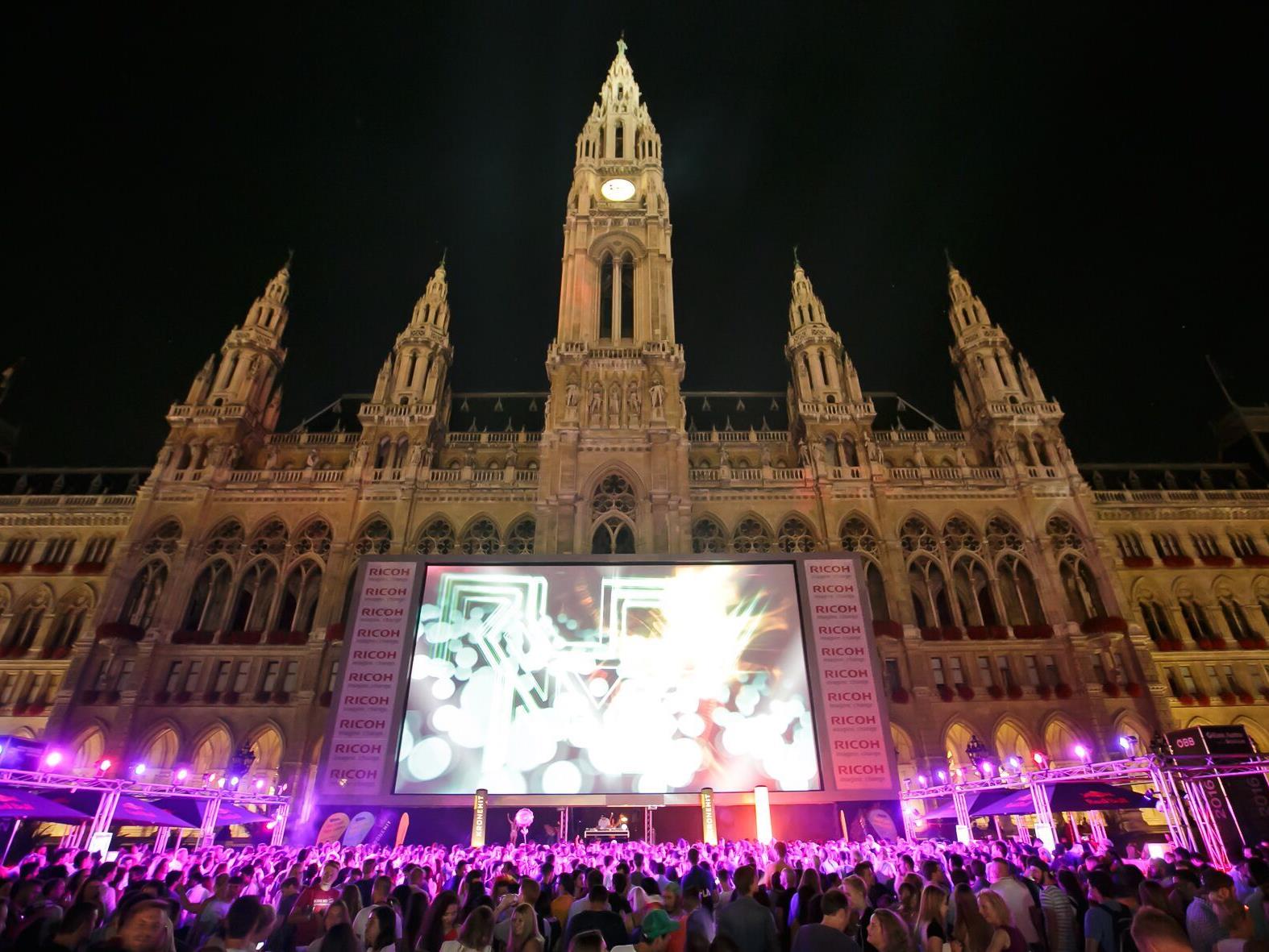 Der Höhepunkt des Vienna Summerbreak Festivals steigt am Wiener Rathausplatz.