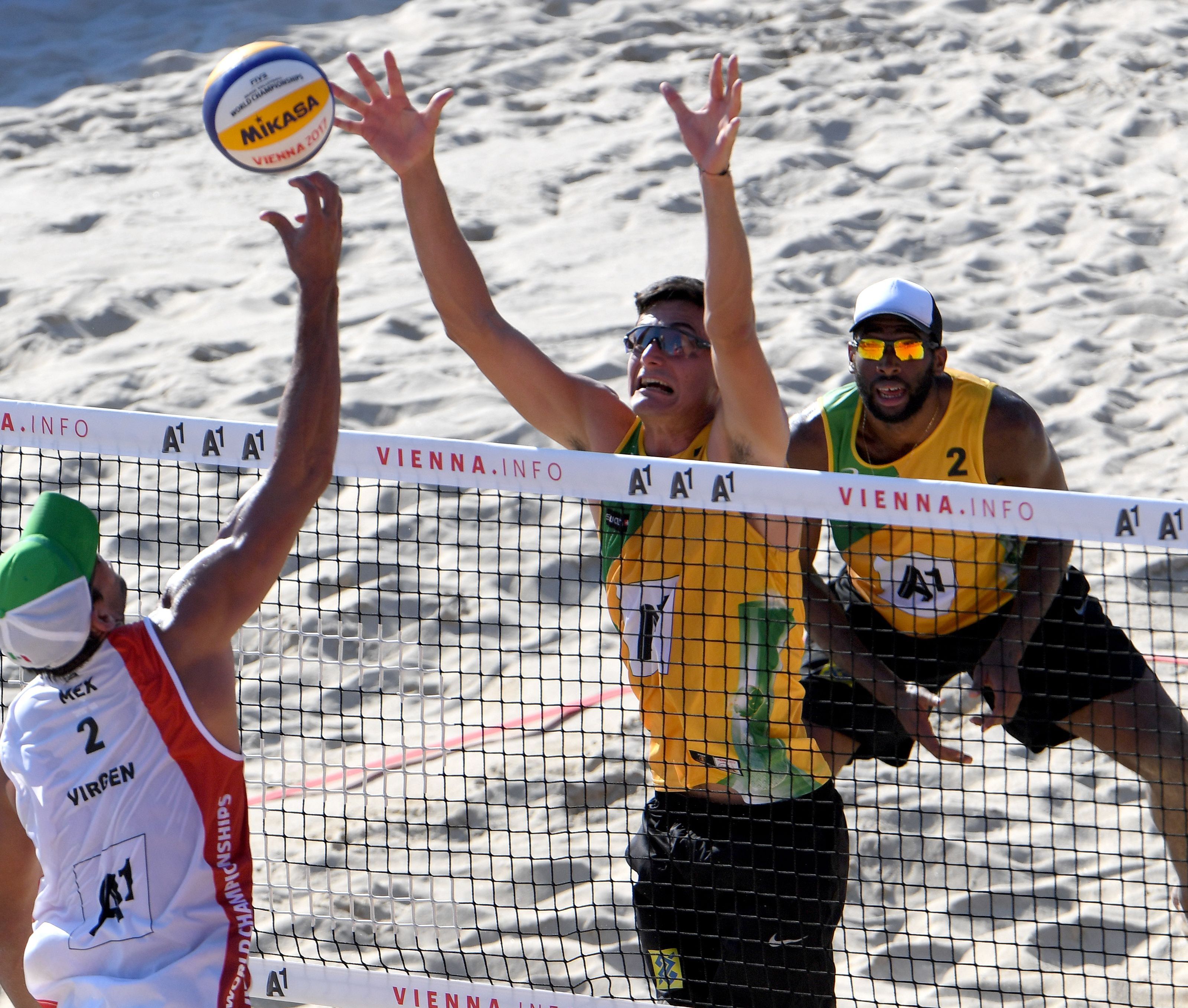 Andre Loyola (l.) und Evandro (BRA) stehen im Halbfinale der Beach-WM in Wien Andre Loyola (l.) und Evandro (BRA) stehen im Halbfinale der Beach-WM in Wien