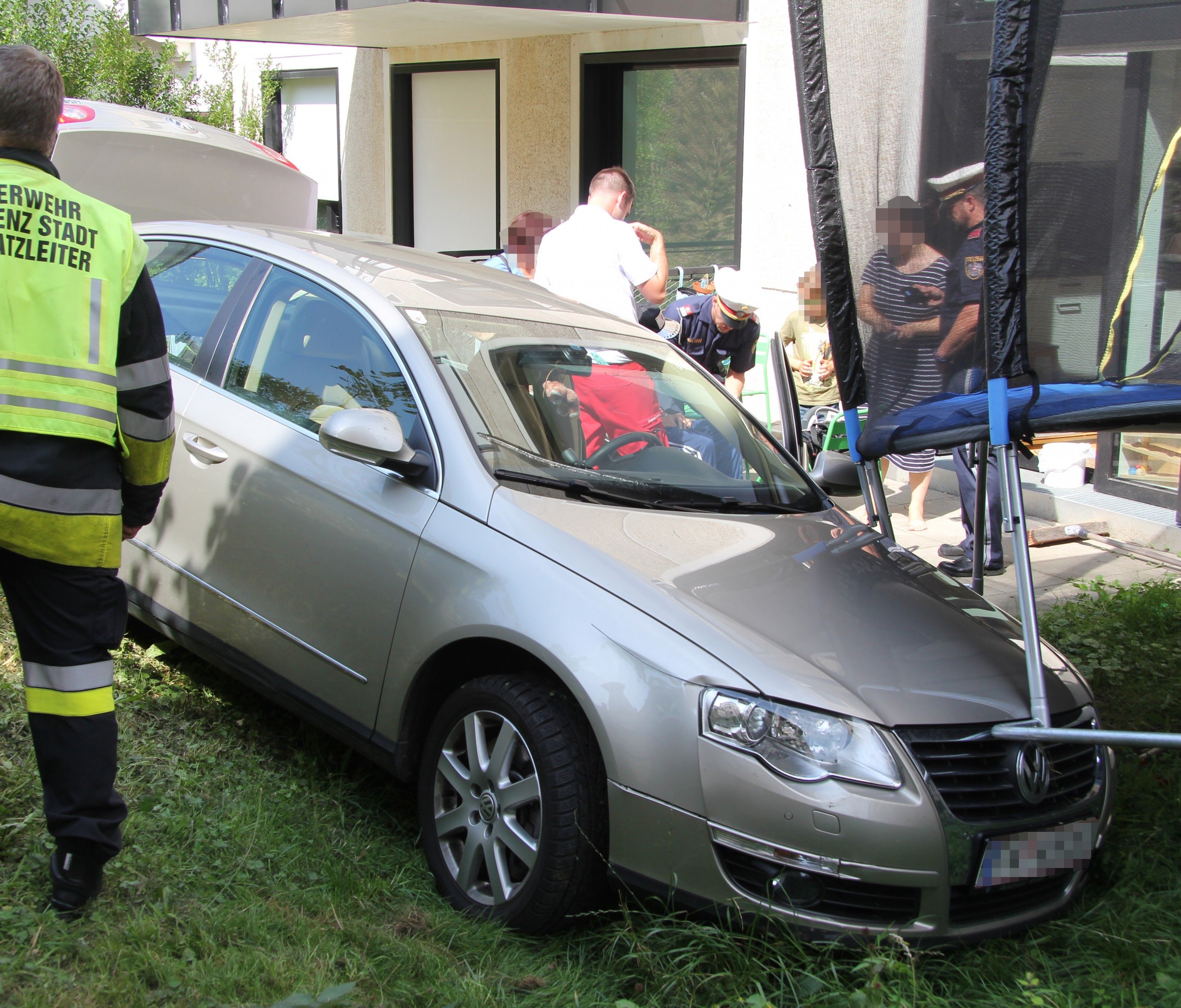 Das Auto kam im Garten unter einem Trampolin zum stehen. Das Auto kam im Garten unter einem Trampolin zum stehen.