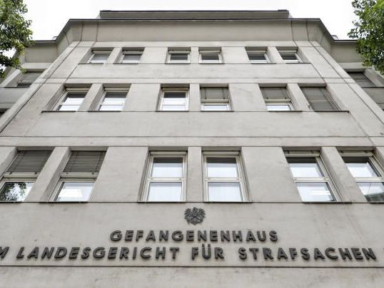 Am 16. Oktober 2016 hatte eine Insasse der Justizanstalt Josefstadt seine Zelle in Brand gesteckt. Er musste sich vor Gericht verantworten. Am 16. Oktober 2016 hatte eine Insasse der Justizanstalt Josefstadt seine Zelle in Brand gesteckt. Er musste sich vor Gericht verantworten.